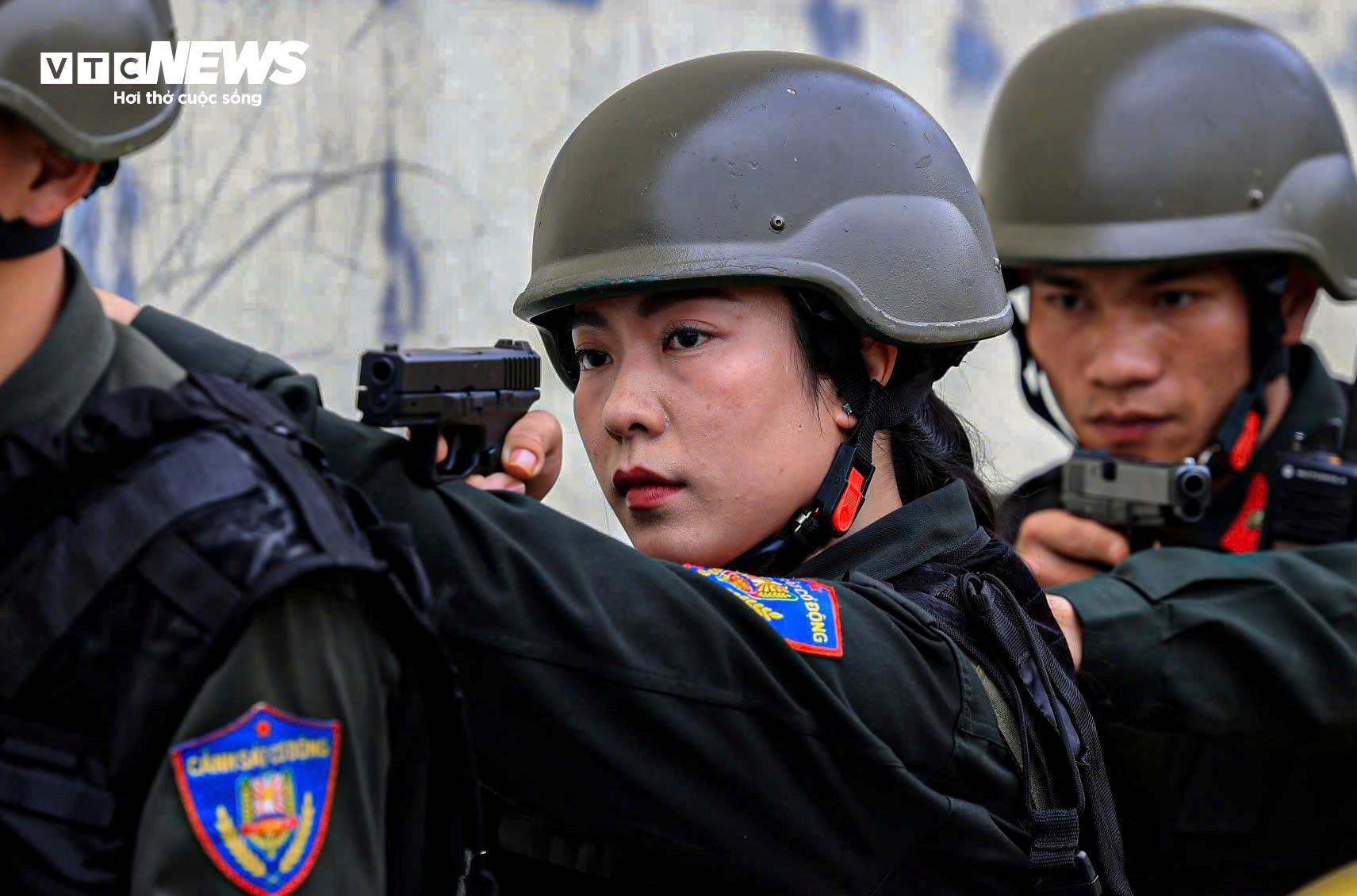 Nữ cảnh sát đặc nhiệm đu dây bắn súng trấn áp khủng bố - Ảnh 10.