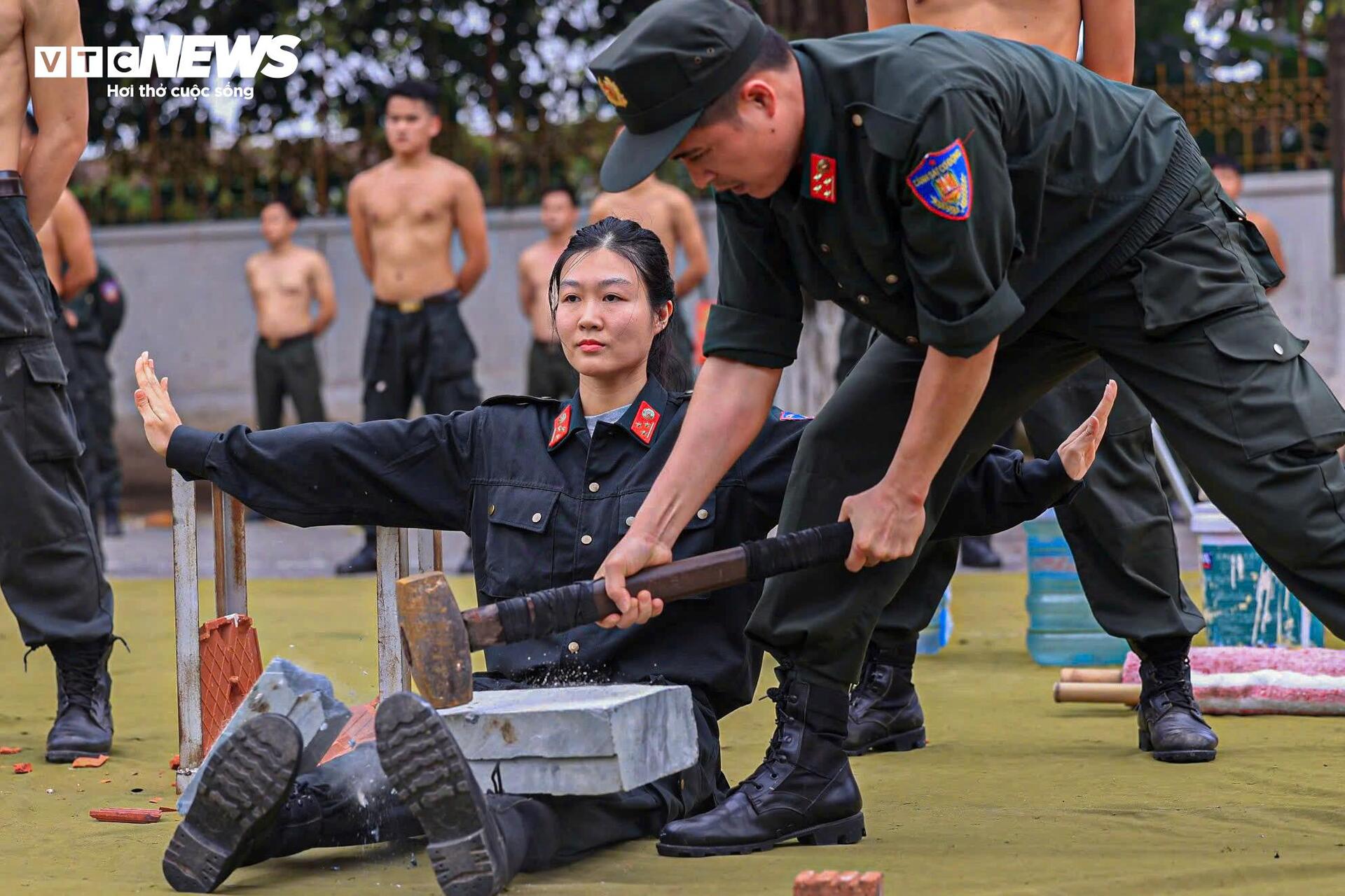 Nữ cảnh sát đặc nhiệm đu dây bắn súng trấn áp khủng bố - Ảnh 5.