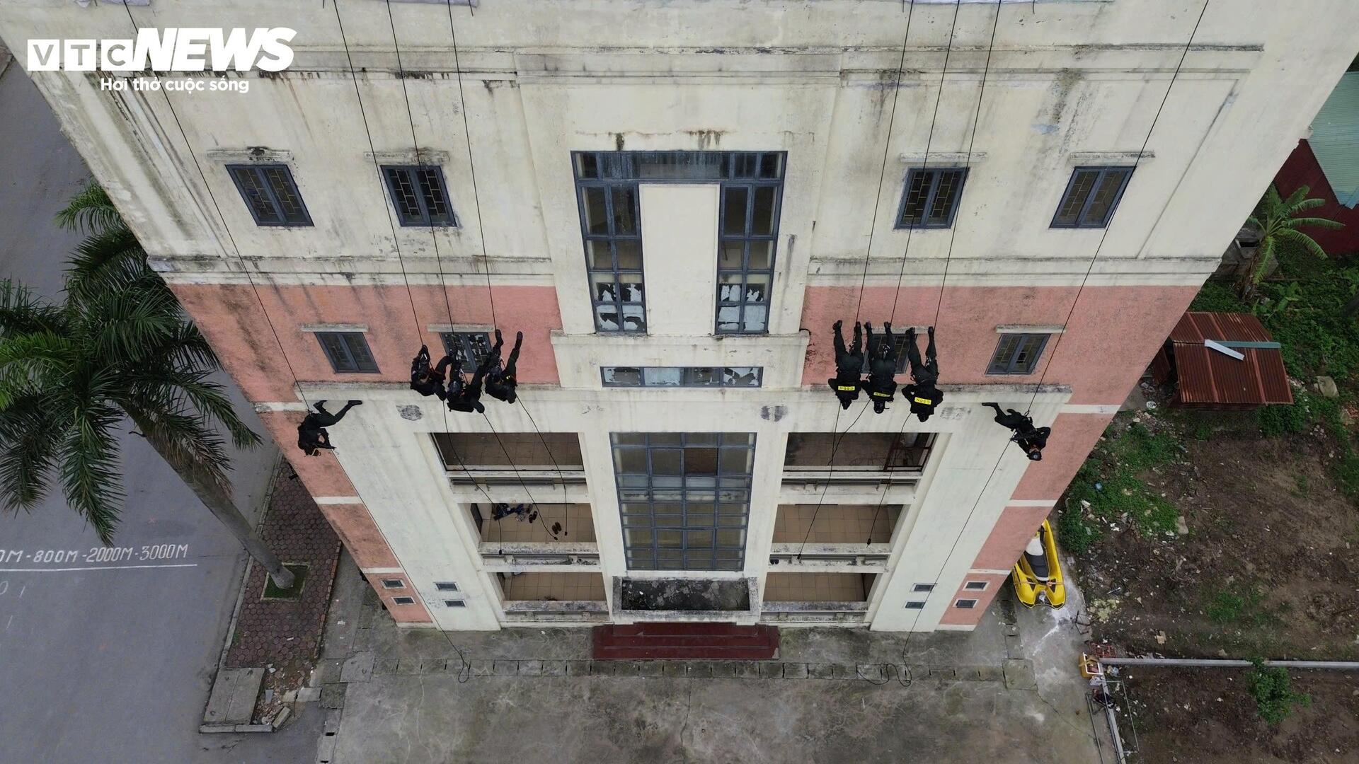 Nữ cảnh sát đặc nhiệm đu dây bắn súng trấn áp khủng bố - Ảnh 7.