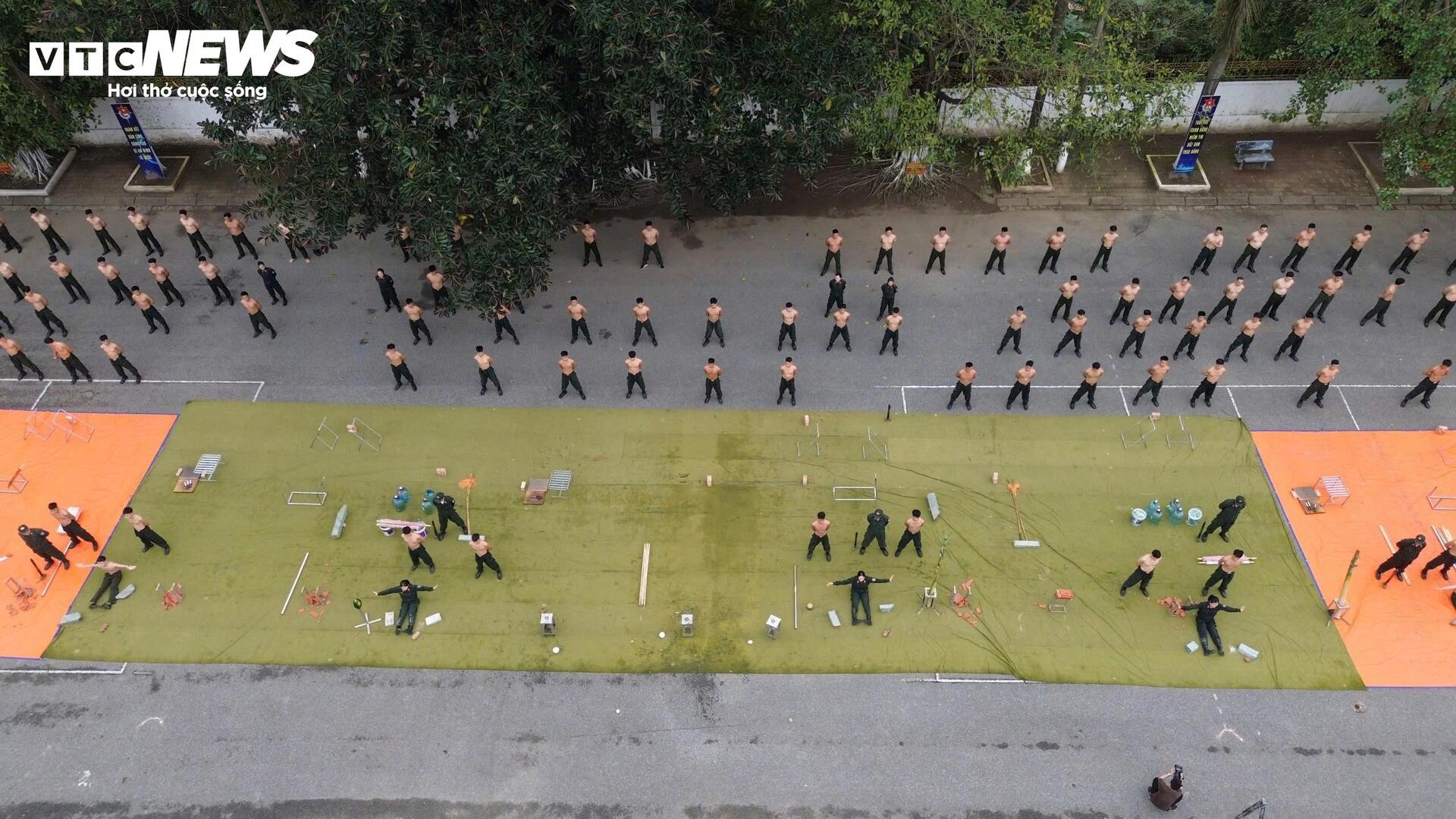 Nữ cảnh sát đặc nhiệm đu dây bắn súng trấn áp khủng bố - Ảnh 1.