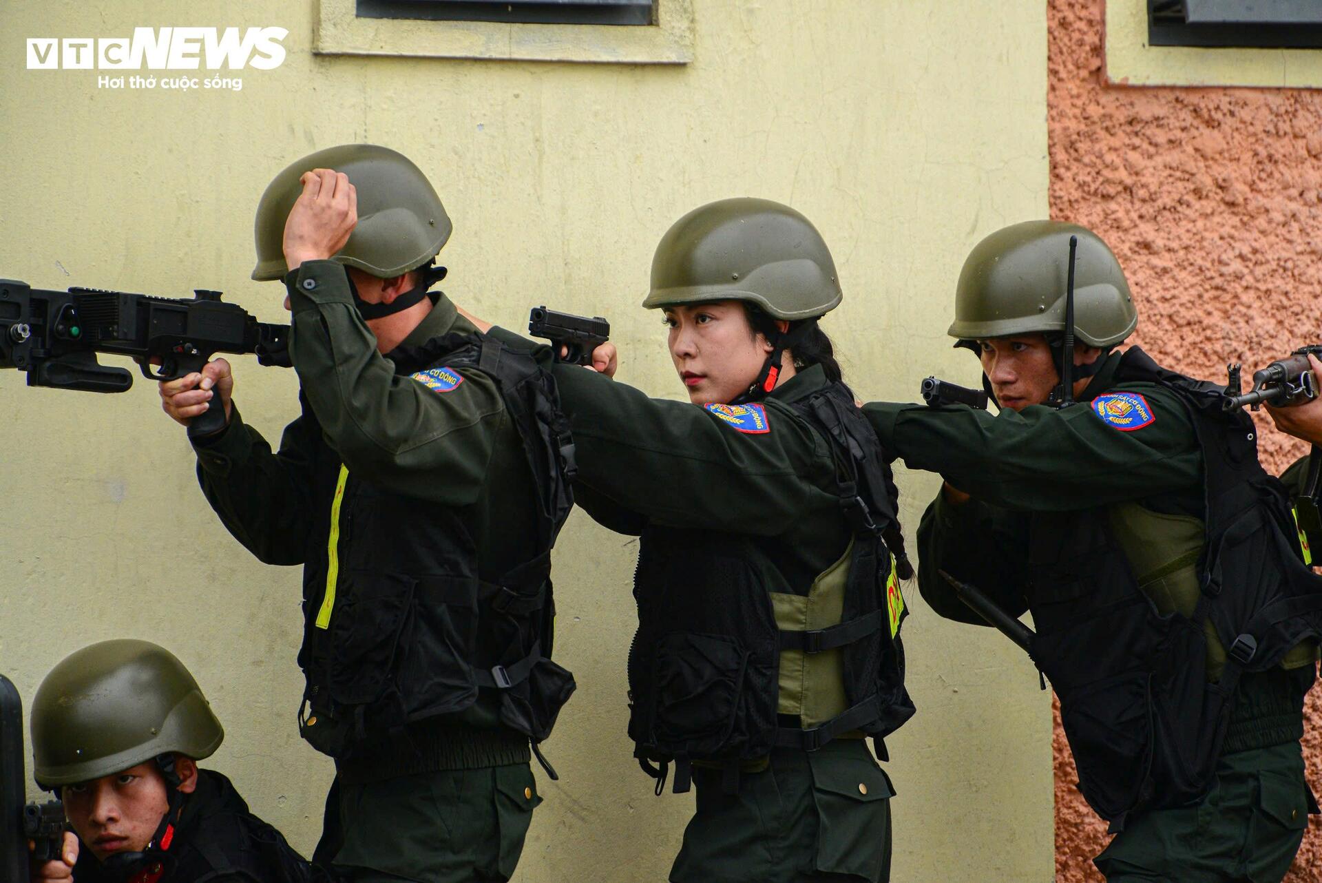 Nữ cảnh sát đặc nhiệm đu dây bắn súng trấn áp khủng bố - Ảnh 11.