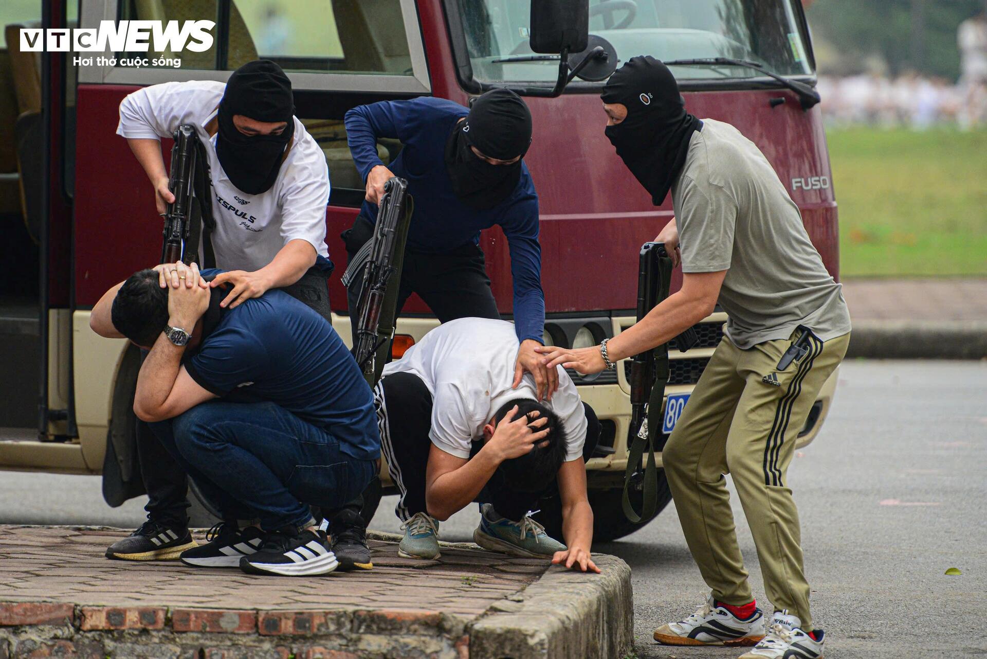 Nữ cảnh sát đặc nhiệm đu dây bắn súng trấn áp khủng bố - Ảnh 15.