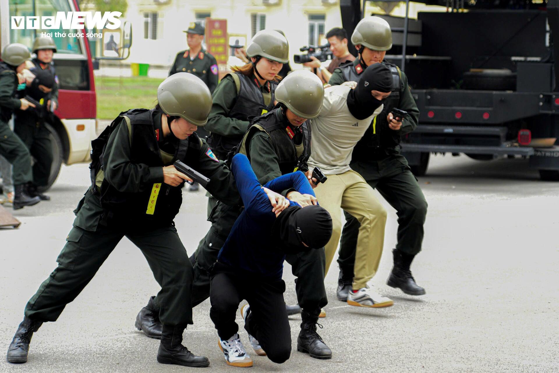 Nữ cảnh sát đặc nhiệm đu dây bắn súng trấn áp khủng bố - Ảnh 17.