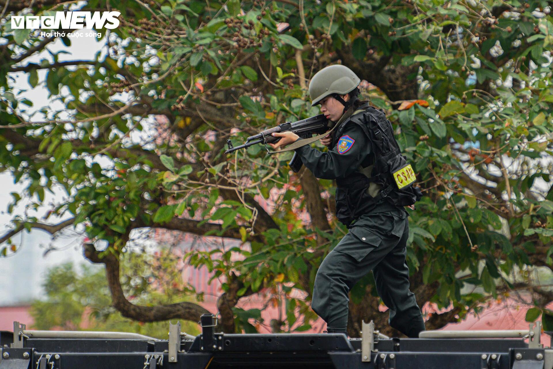 Nữ cảnh sát đặc nhiệm đu dây bắn súng trấn áp khủng bố - Ảnh 13.