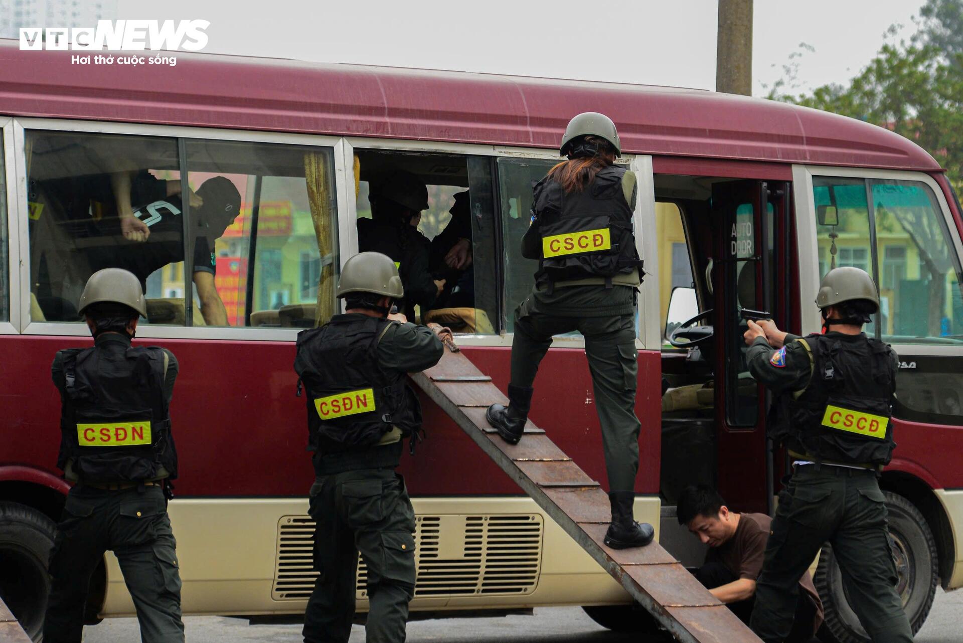 Nữ cảnh sát đặc nhiệm đu dây bắn súng trấn áp khủng bố - Ảnh 16.