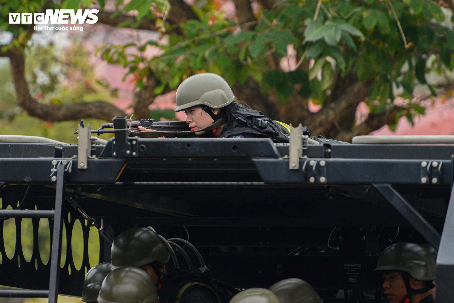 Nữ cảnh sát đặc nhiệm đu dây bắn súng trấn áp khủng bố - Ảnh 12.