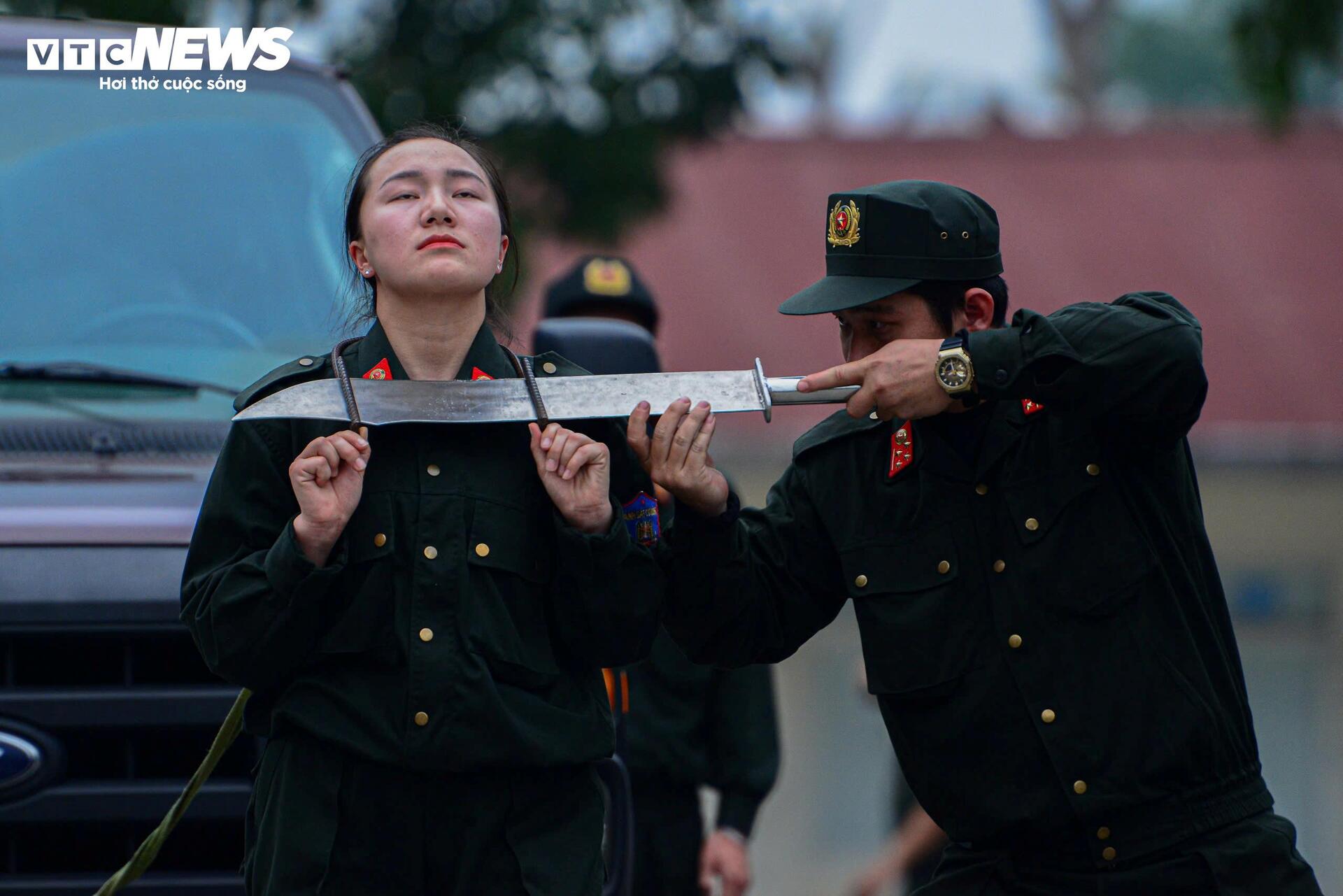 Nữ cảnh sát đặc nhiệm đu dây bắn súng trấn áp khủng bố - Ảnh 2.