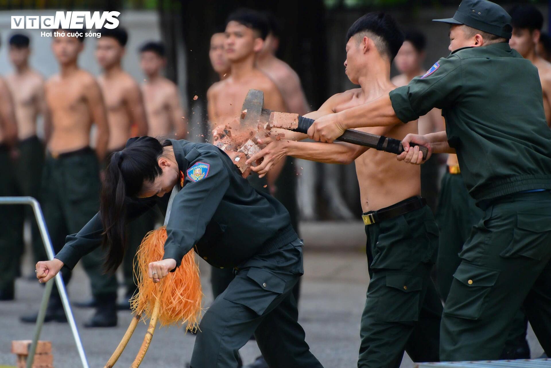 Nữ cảnh sát đặc nhiệm đu dây bắn súng trấn áp khủng bố - Ảnh 6.