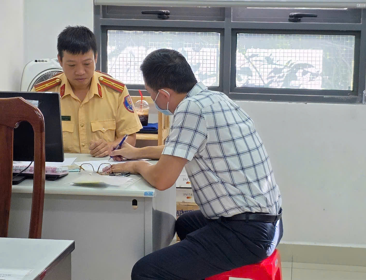 Cảnh sát xử lý trường hợp Mercedes bật đèn ưu tiên trái phép tại quận 3 - Ảnh 1. Cảnh sát xử lý trường hợp Mercedes bật đèn ưu tiên trái phép tại quận 3 - Ảnh 1.