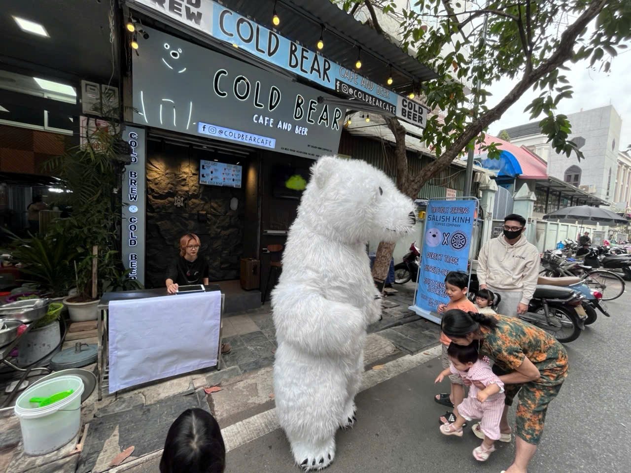 Qu&aacute;n đồ uống cho người hướng nội, kh&ocirc;ng cần giao tiếp, b&aacute;n nước qua lỗ thủng tr&ecirc;n tường: "Kh&ocirc;ng đơn vị thi c&ocirc;ng n&agrave;o hiểu &yacute; tưởng" - Ảnh 5.