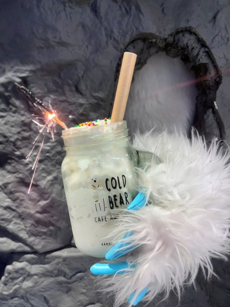 Qu&aacute;n đồ uống cho người hướng nội, kh&ocirc;ng cần giao tiếp, b&aacute;n nước qua lỗ thủng tr&ecirc;n tường: "Kh&ocirc;ng đơn vị thi c&ocirc;ng n&agrave;o hiểu &yacute; tưởng" - Ảnh 6.