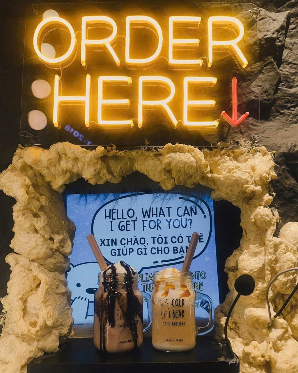 Qu&aacute;n đồ uống cho người hướng nội, kh&ocirc;ng cần giao tiếp, b&aacute;n nước qua lỗ thủng tr&ecirc;n tường: "Kh&ocirc;ng đơn vị thi c&ocirc;ng n&agrave;o hiểu &yacute; tưởng" - Ảnh 2.