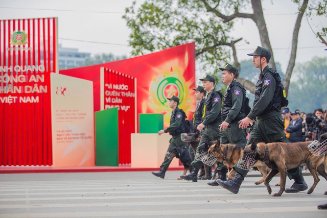 Mãn nhãn với màn trình diễn kỵ binh, cảnh khuyển trấn áp tội phạm bên hồ Gươm- Ảnh 10.