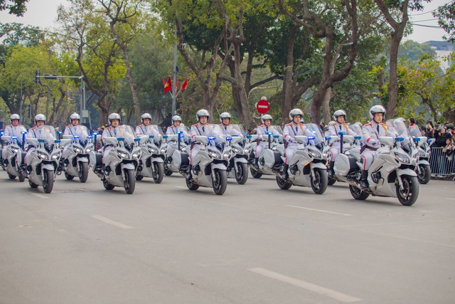 Mãn nhãn với màn trình diễn kỵ binh, cảnh khuyển trấn áp tội phạm bên hồ Gươm- Ảnh 4.