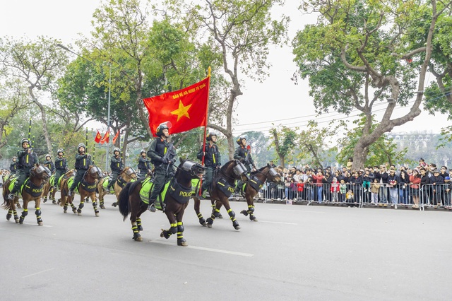 Mãn nhãn với màn trình diễn kỵ binh, cảnh khuyển trấn áp tội phạm bên hồ Gươm- Ảnh 7.