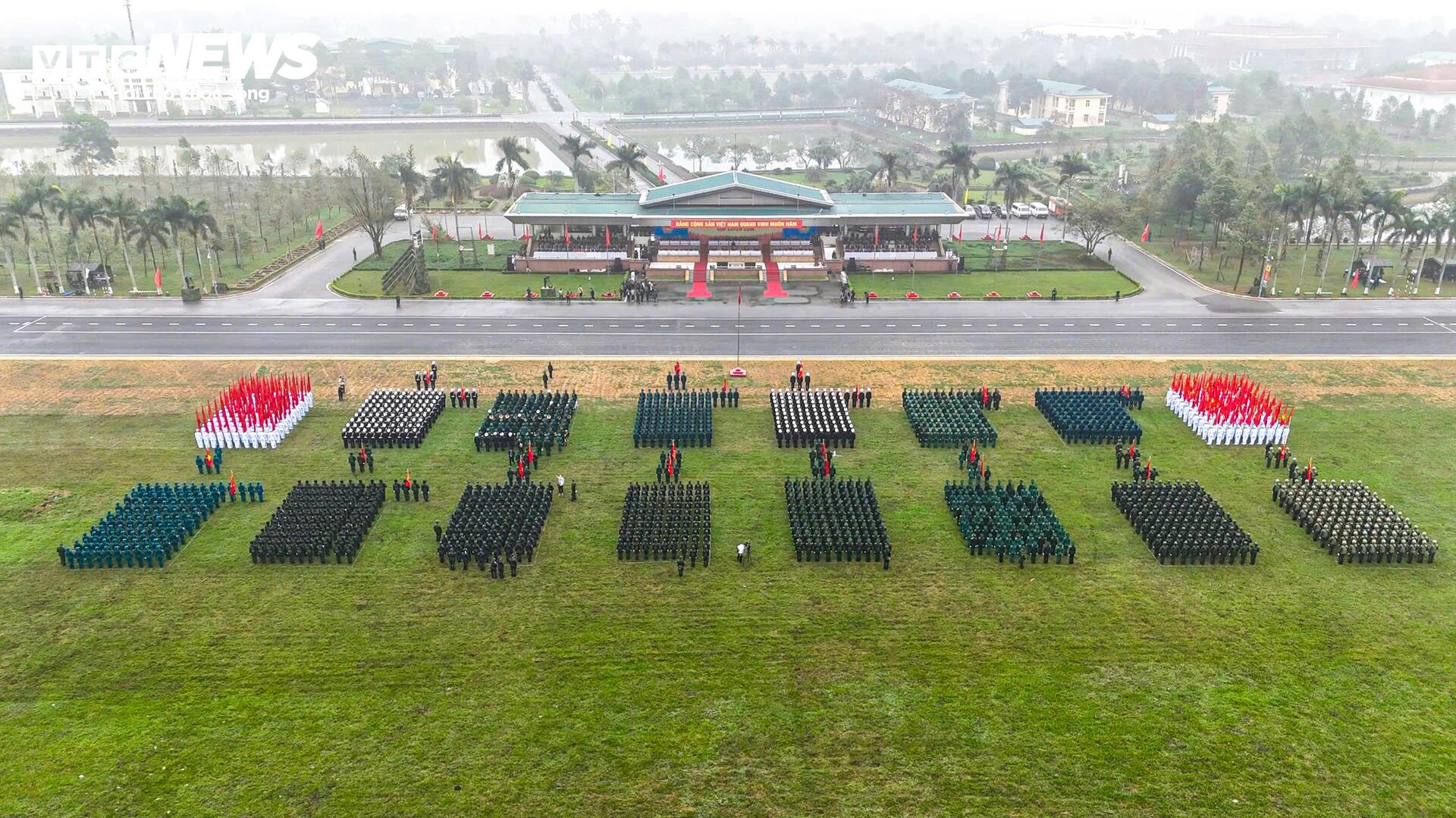 Ngắm những bóng hồng diễu binh mừng 50 năm thống nhất - Ảnh 1.