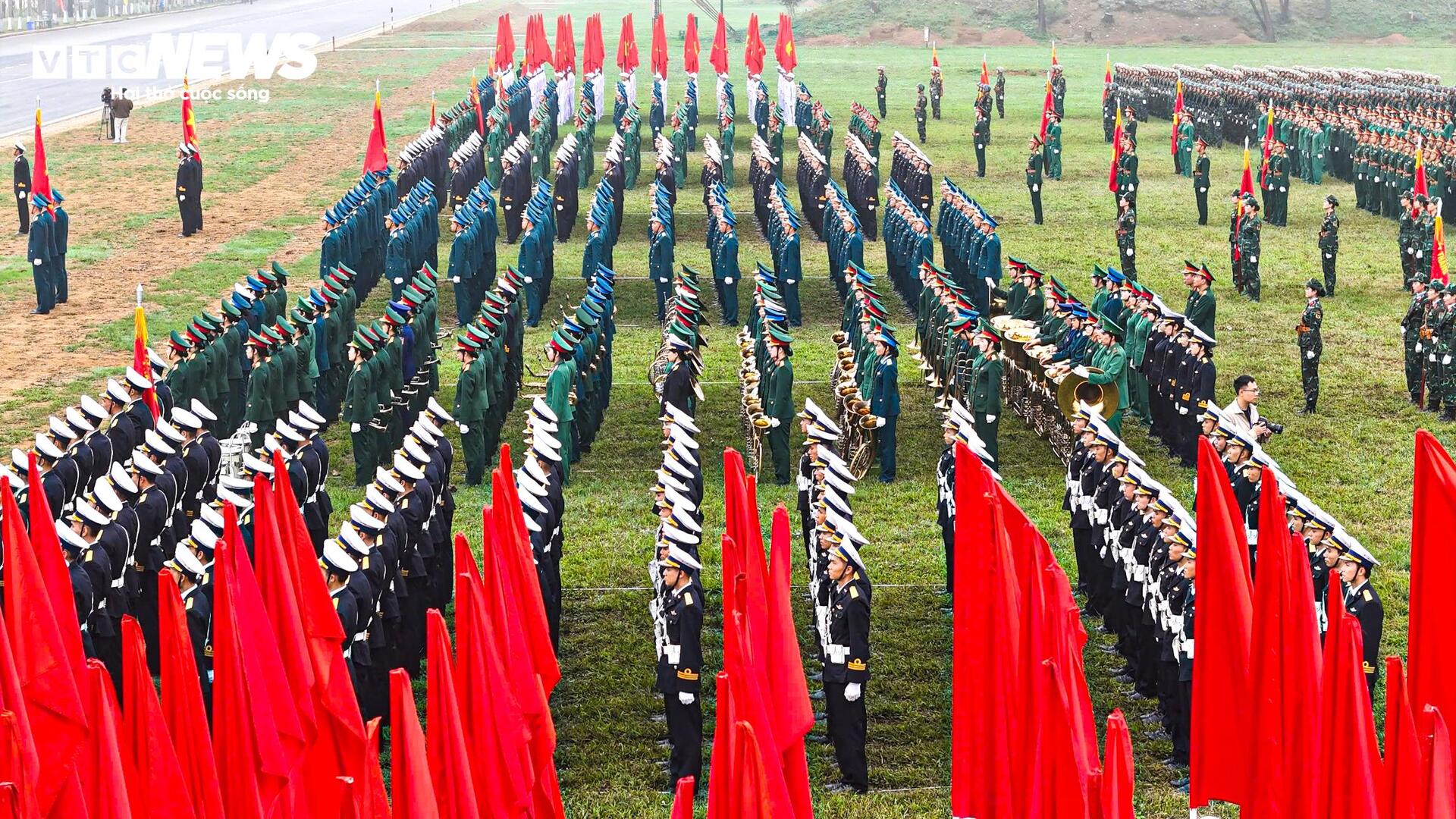 Ngắm những bóng hồng diễu binh mừng 50 năm thống nhất - Ảnh 2.