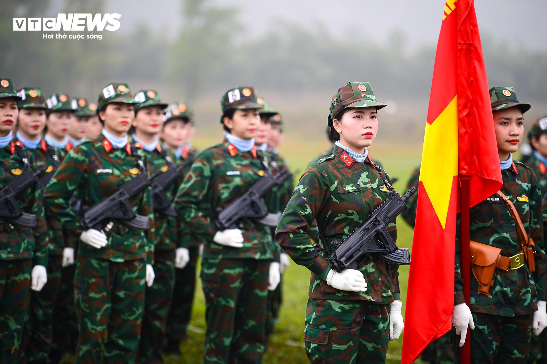 Ngắm những bóng hồng diễu binh mừng 50 năm thống nhất - Ảnh 14.