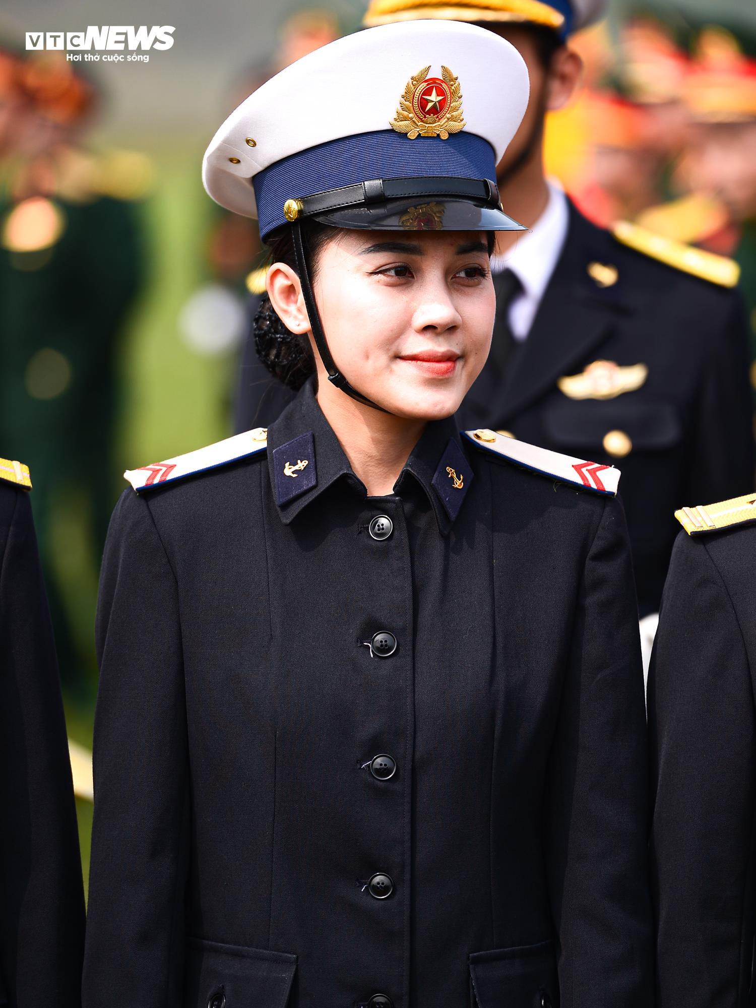 Ngắm những bóng hồng diễu binh mừng 50 năm thống nhất - Ảnh 16.