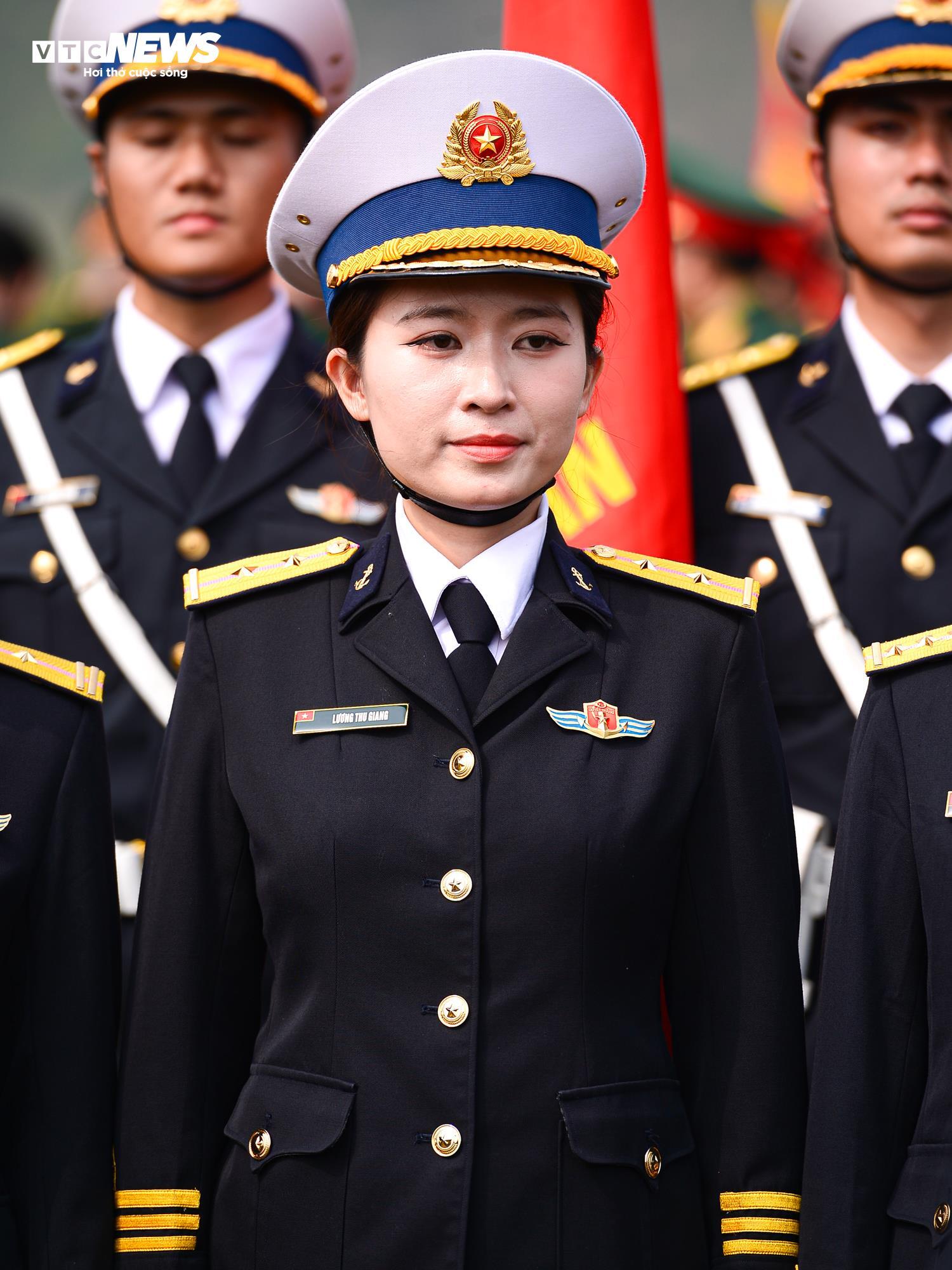 Ngắm những bóng hồng diễu binh mừng 50 năm thống nhất - Ảnh 17.