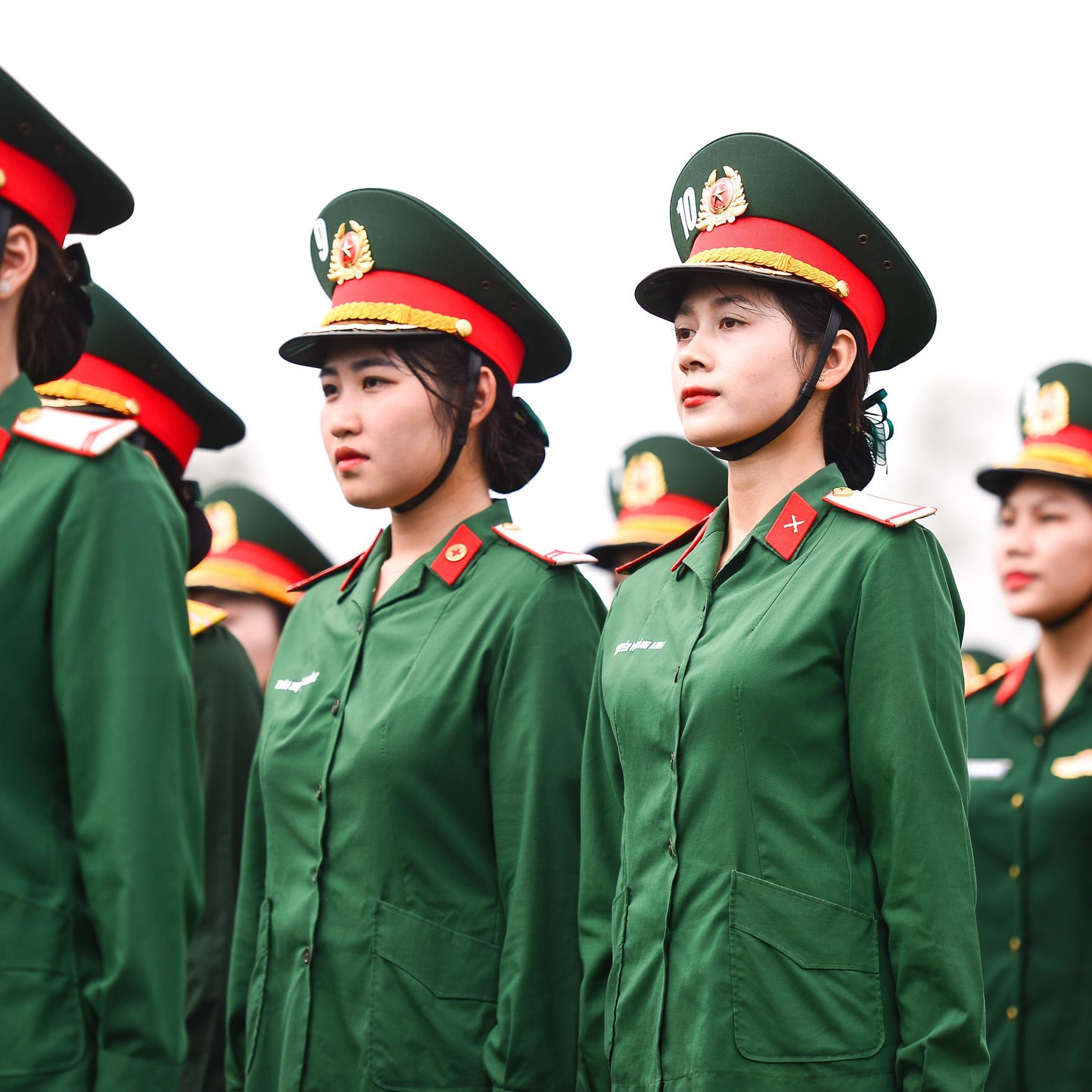 Ngắm những bóng hồng diễu binh mừng 50 năm thống nhất - Ảnh 4.