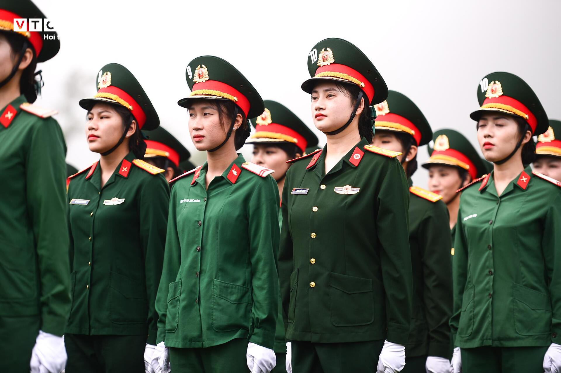 Ngắm những bóng hồng diễu binh mừng 50 năm thống nhất - Ảnh 5.