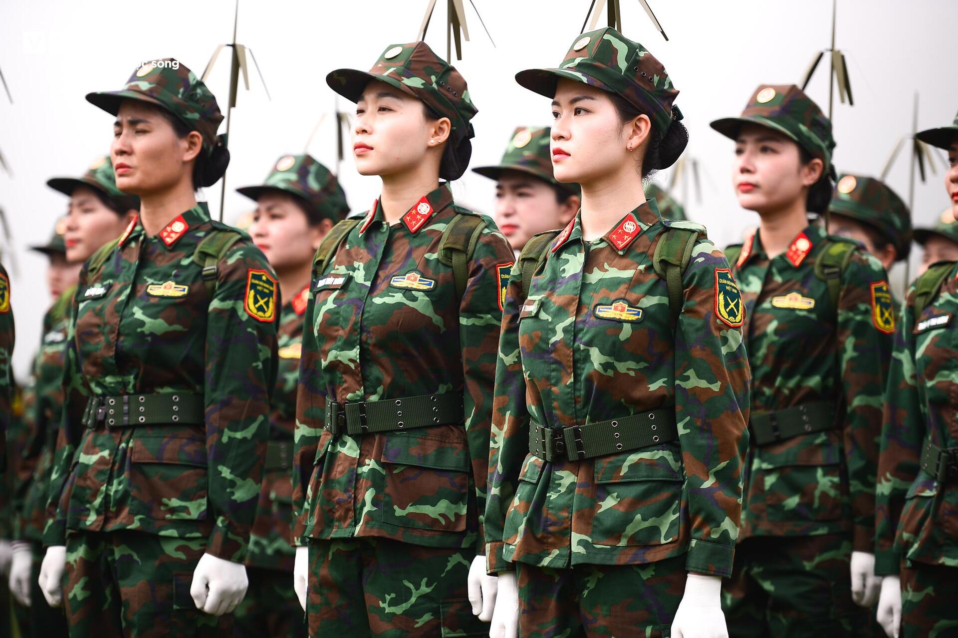 Ngắm những bóng hồng diễu binh mừng 50 năm thống nhất - Ảnh 6.