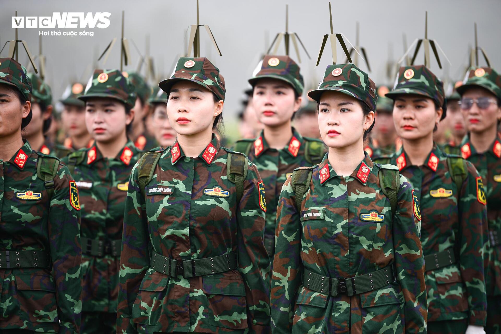 Ngắm những bóng hồng diễu binh mừng 50 năm thống nhất - Ảnh 3.