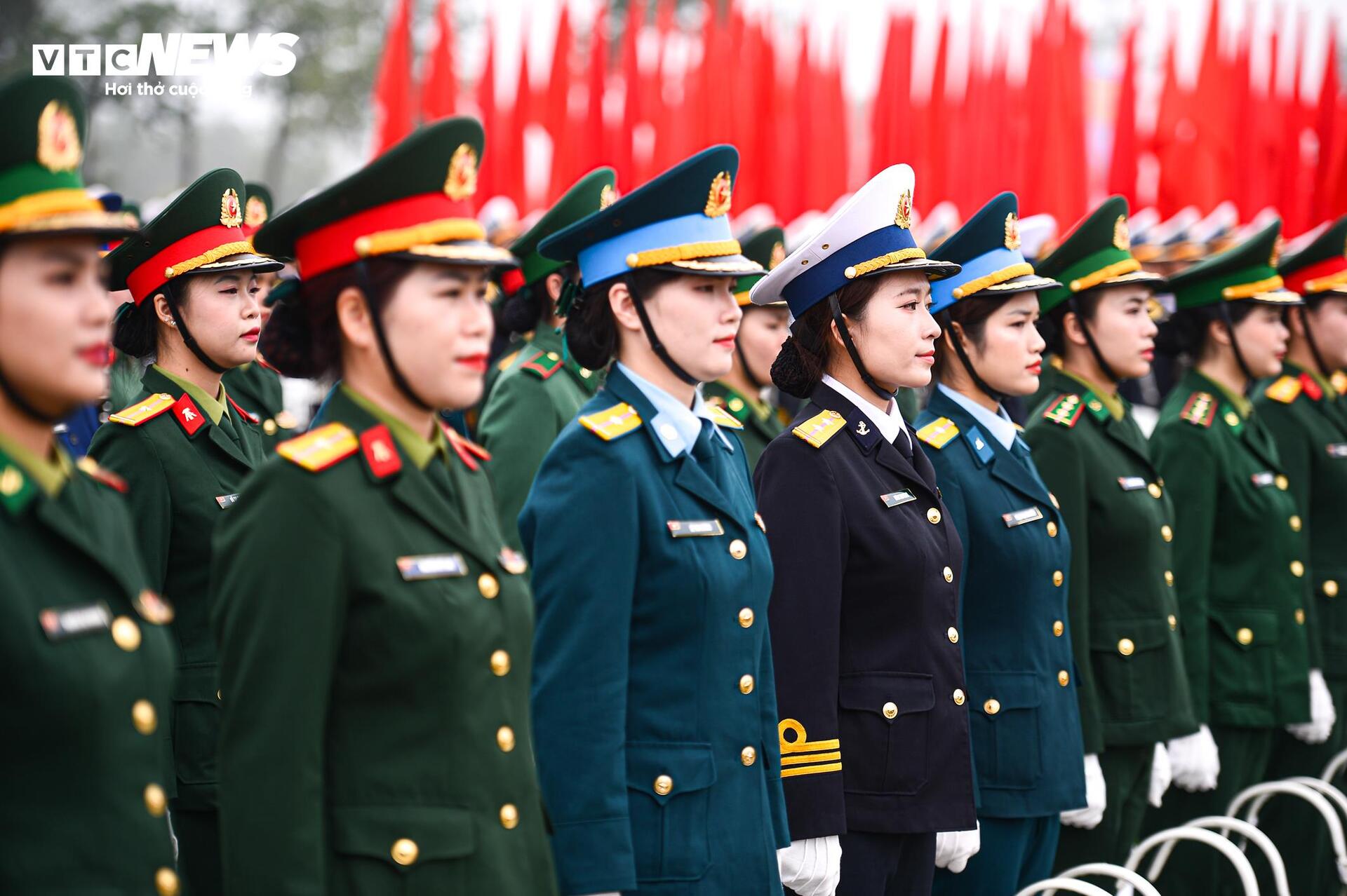 Ngắm những bóng hồng diễu binh mừng 50 năm thống nhất - Ảnh 7.