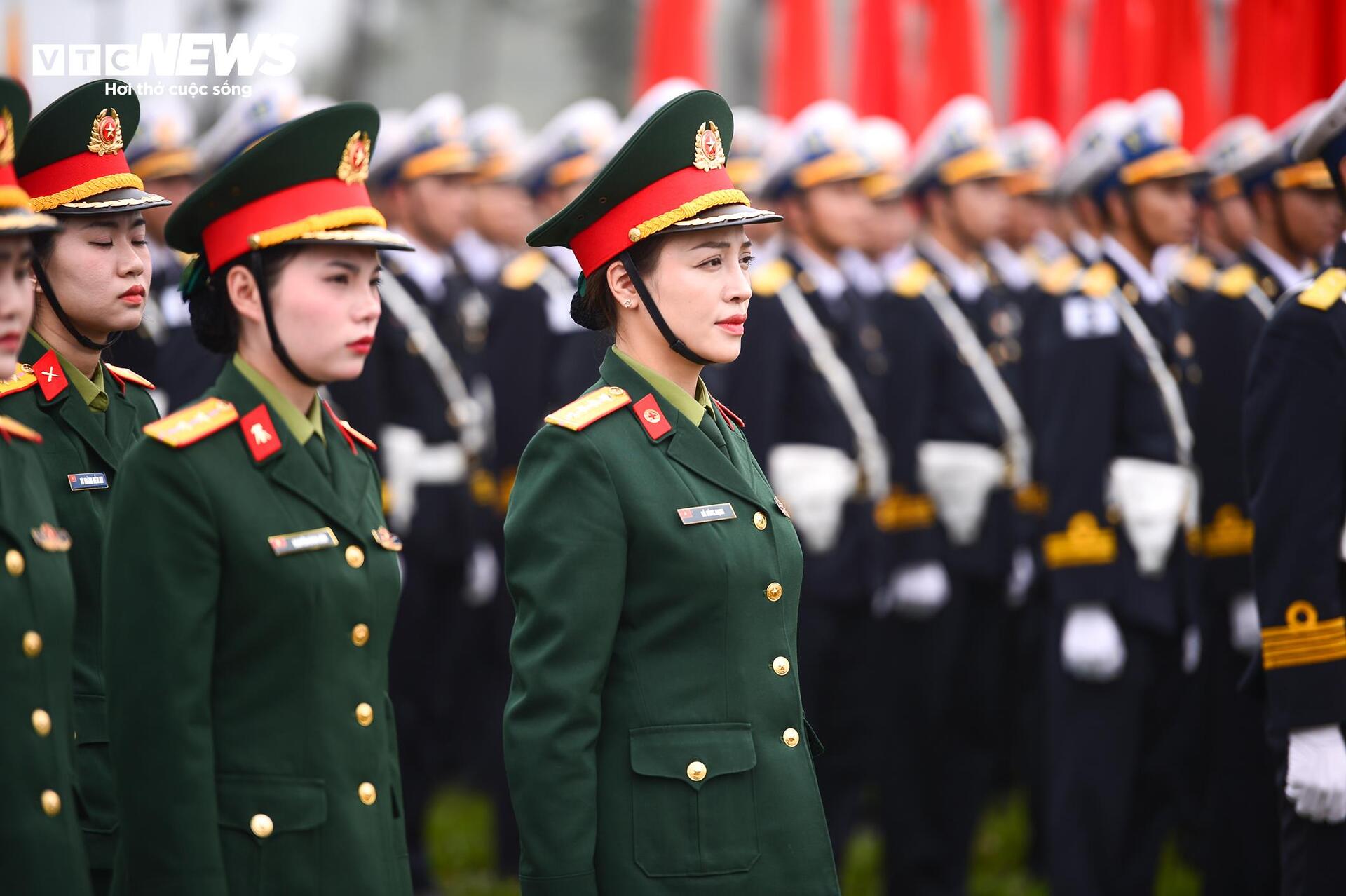 Ngắm những bóng hồng diễu binh mừng 50 năm thống nhất - Ảnh 18.