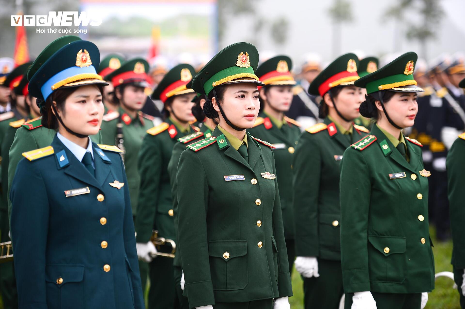 Ngắm những bóng hồng diễu binh mừng 50 năm thống nhất - Ảnh 8.