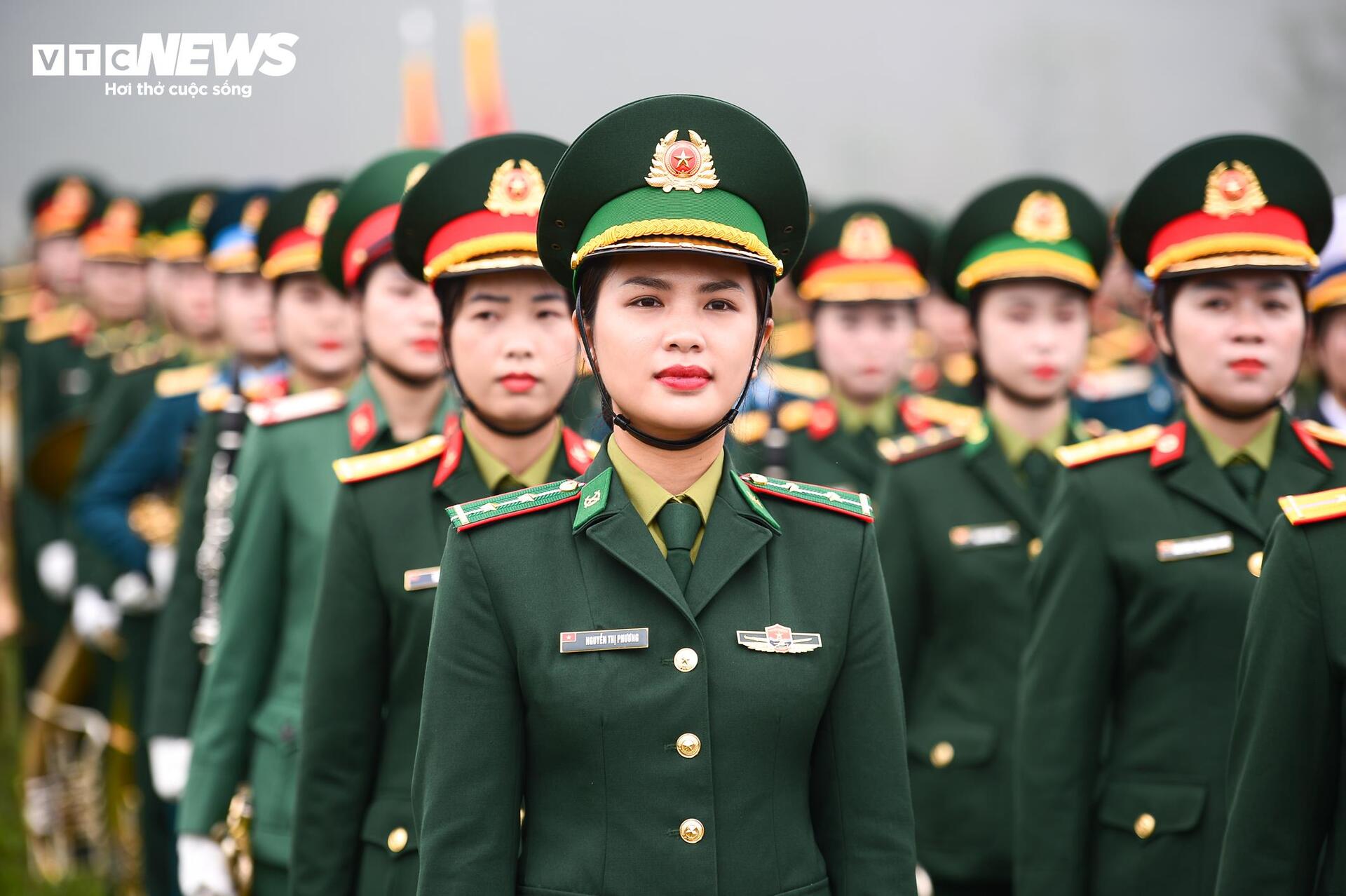 Ngắm những bóng hồng diễu binh mừng 50 năm thống nhất - Ảnh 9.