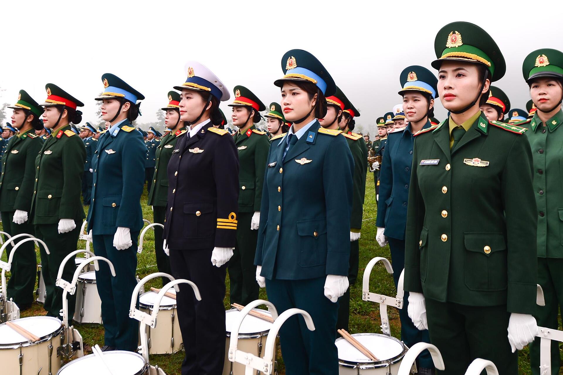 Ngắm những bóng hồng diễu binh mừng 50 năm thống nhất - Ảnh 10.