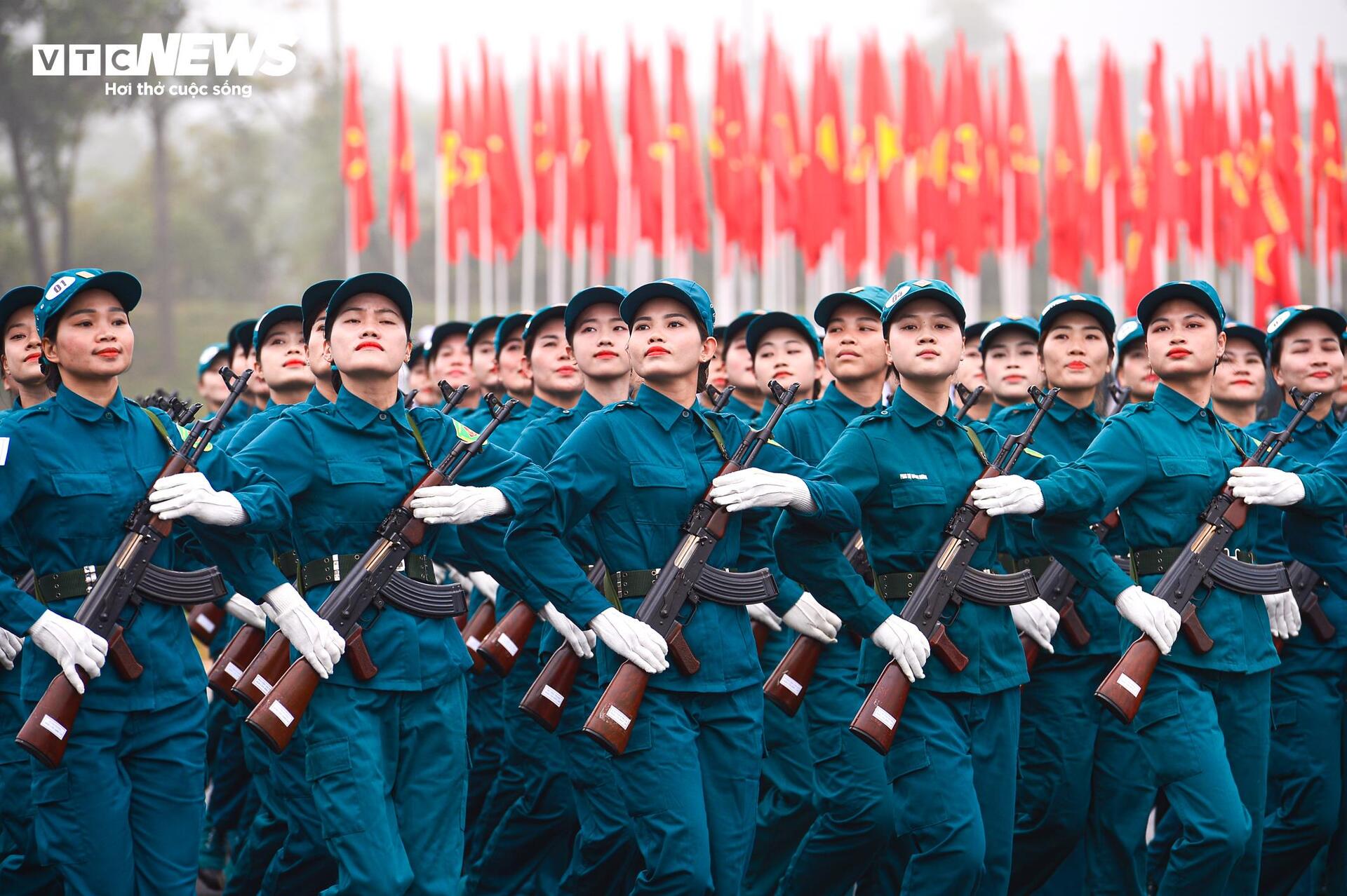 Ngắm những bóng hồng diễu binh mừng 50 năm thống nhất - Ảnh 15.