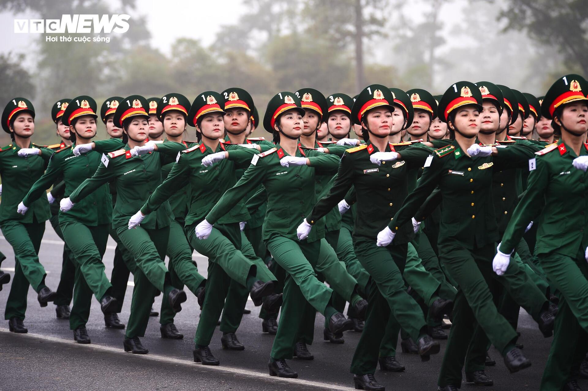 Ngắm những bóng hồng diễu binh mừng 50 năm thống nhất - Ảnh 13.