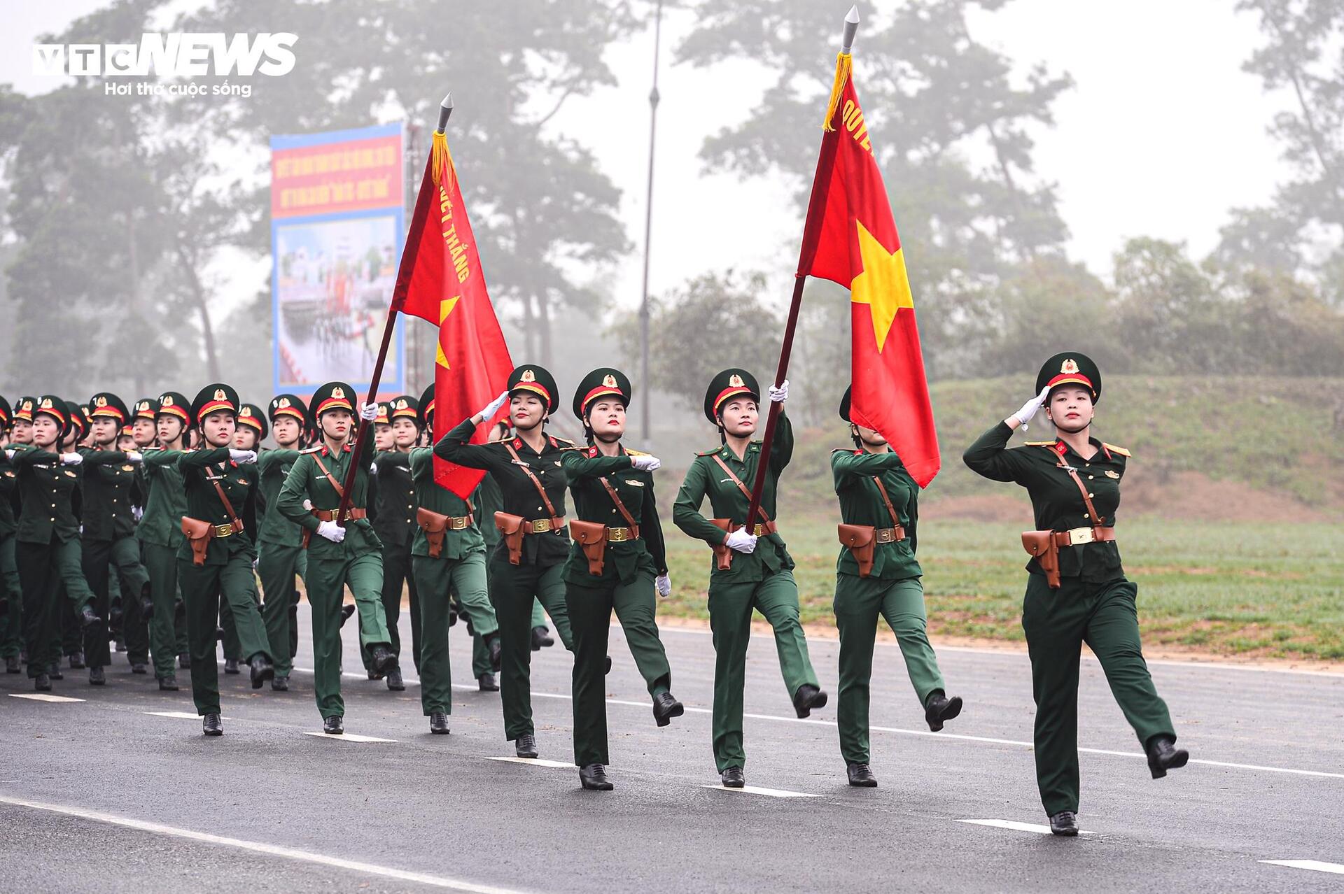 Ngắm những bóng hồng diễu binh mừng 50 năm thống nhất - Ảnh 12.