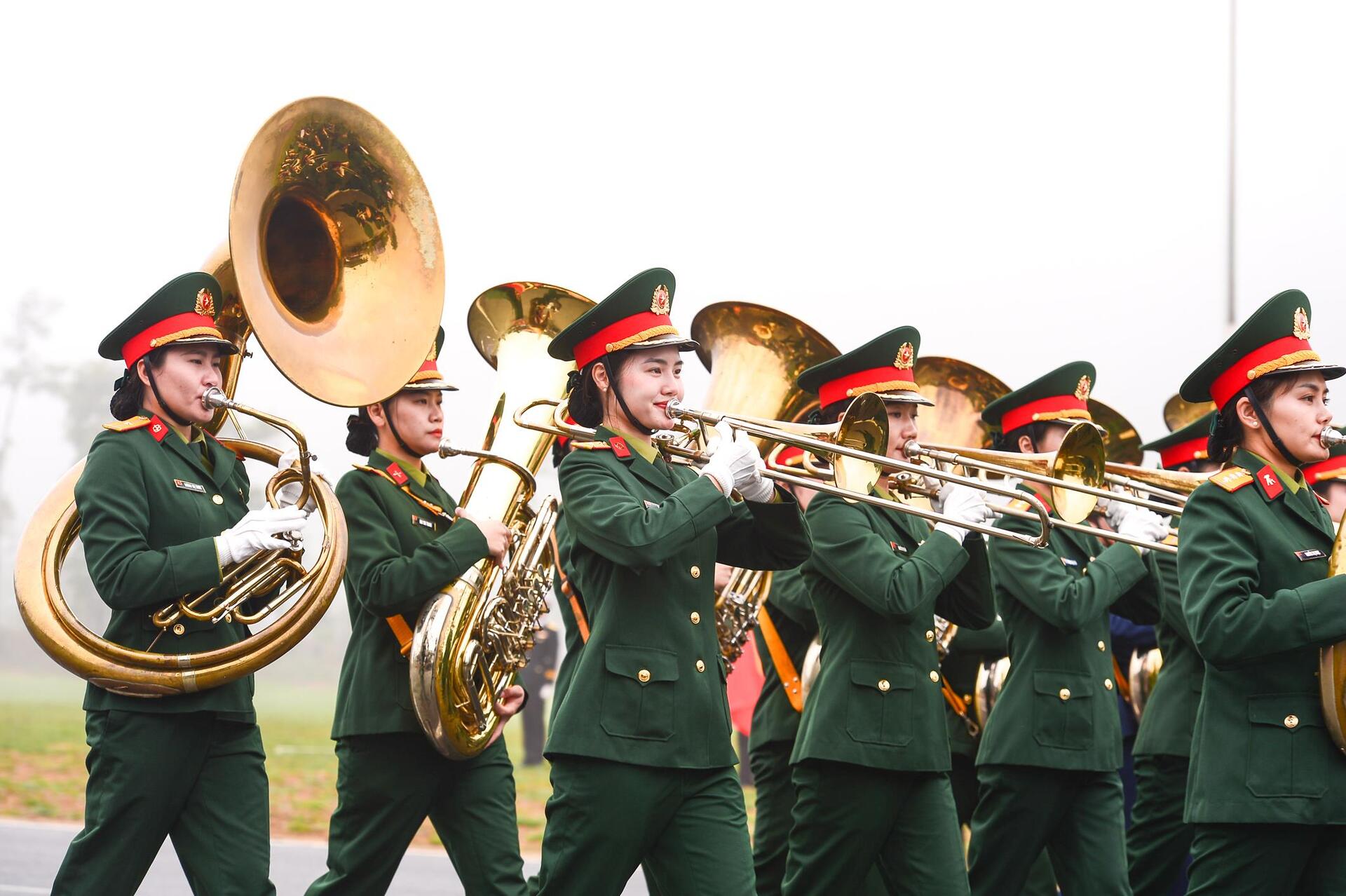 Ngắm những bóng hồng diễu binh mừng 50 năm thống nhất - Ảnh 11.