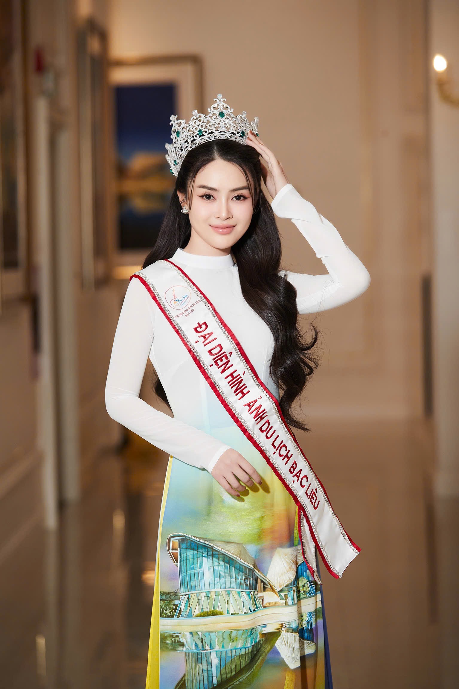 Hoa hậu Lý Kim Thảo diện áo dài 7000 USD ở Bạc Liêu, nhận nhiệm vụ mới- Ảnh 1.