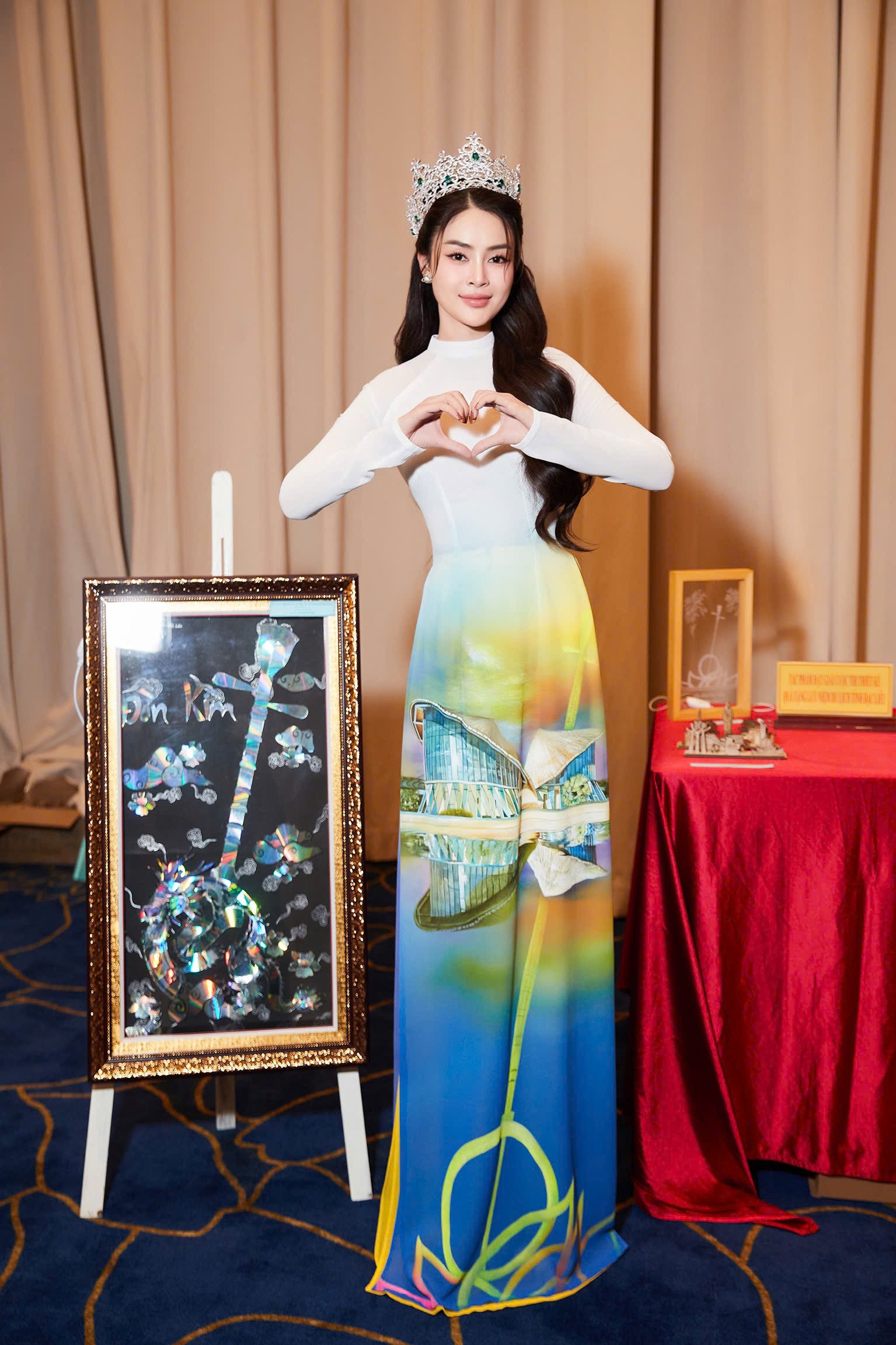 Hoa hậu Lý Kim Thảo diện áo dài 7000 USD ở Bạc Liêu, nhận nhiệm vụ mới- Ảnh 2.