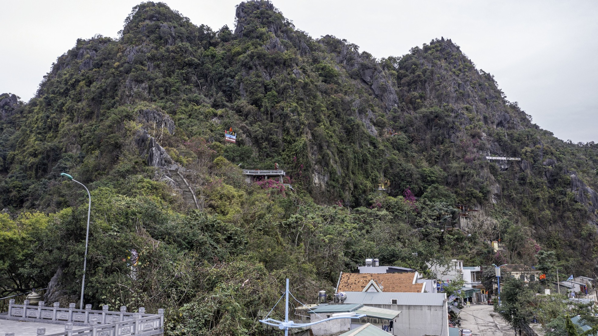 Động Cung Đình bị biến thành nơi tổ chức sự kiện gây tranh cãi - Ảnh 1.