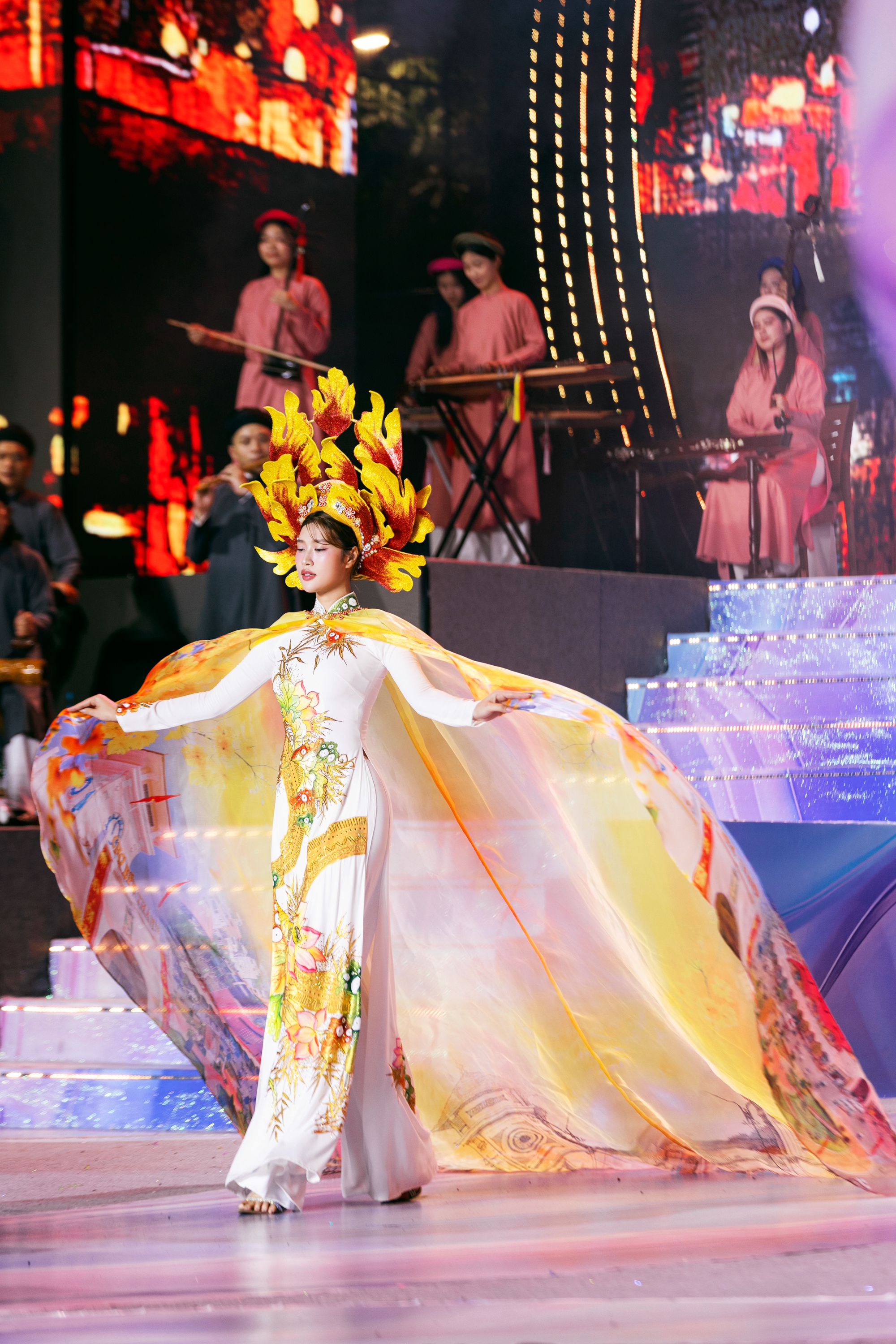 Hoa hậu Đoàn Thiên Ân làm vedette- Ảnh 2.