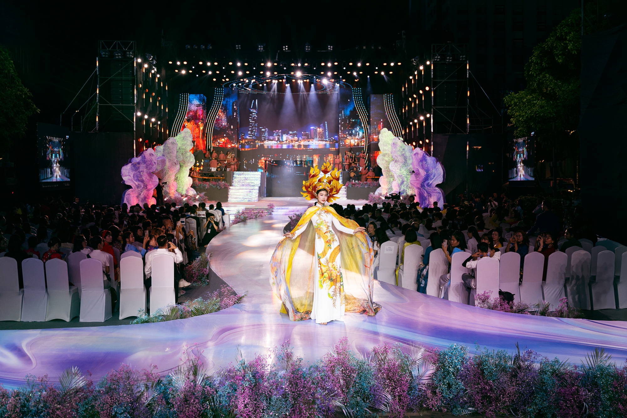 Hoa hậu Đoàn Thiên Ân làm vedette- Ảnh 3.