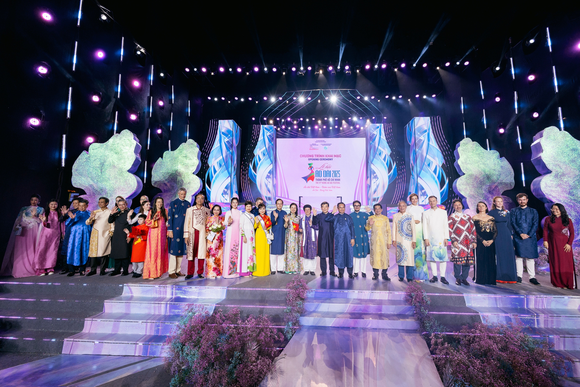 Hoa hậu Đoàn Thiên Ân làm vedette- Ảnh 1.