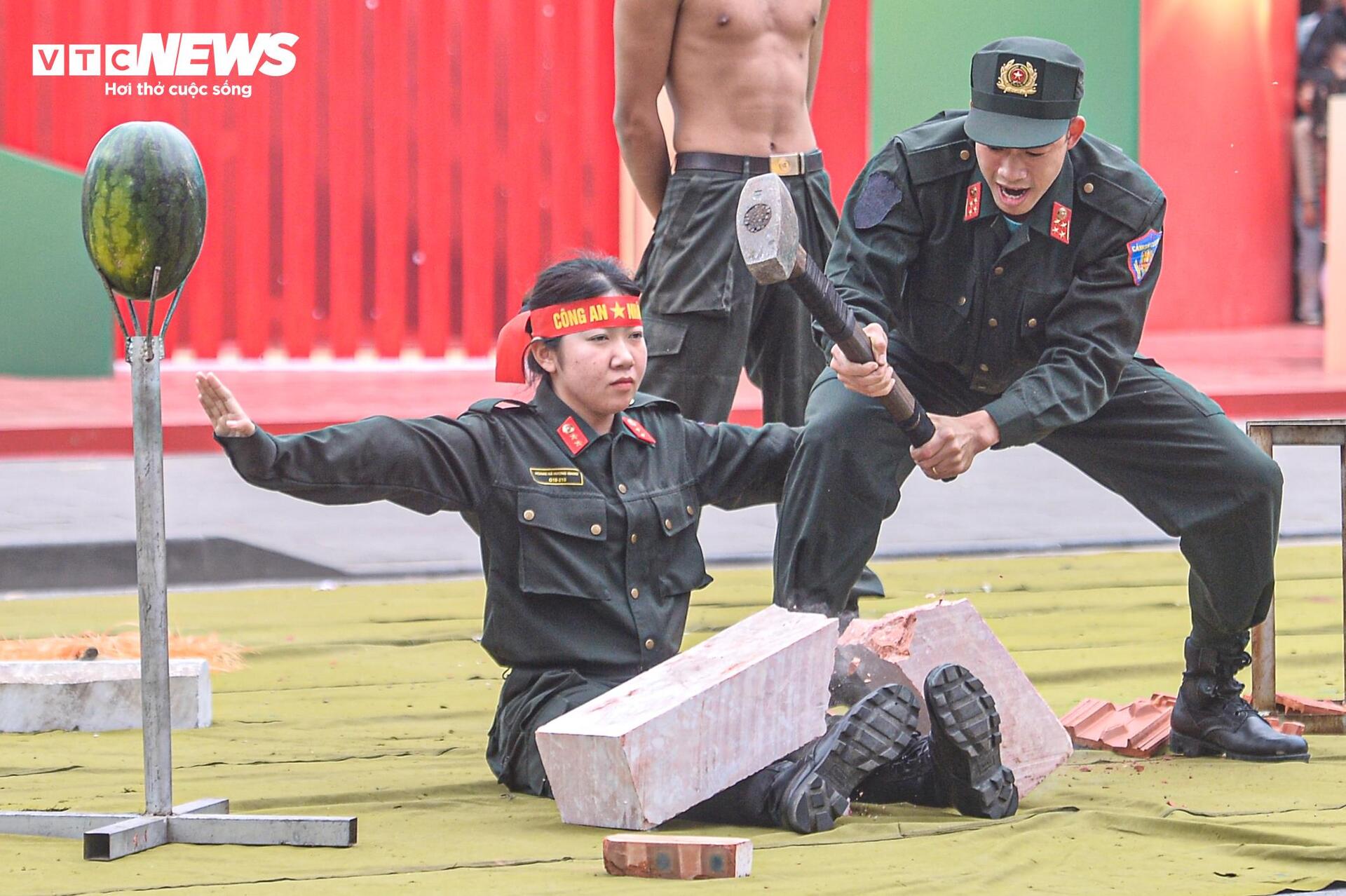 Cảnh s&aacute;t d&ugrave;ng yết hầu uốn cong thanh sắt, đi ch&acirc;n trần tr&ecirc;n thủy tinh - Ảnh 8.