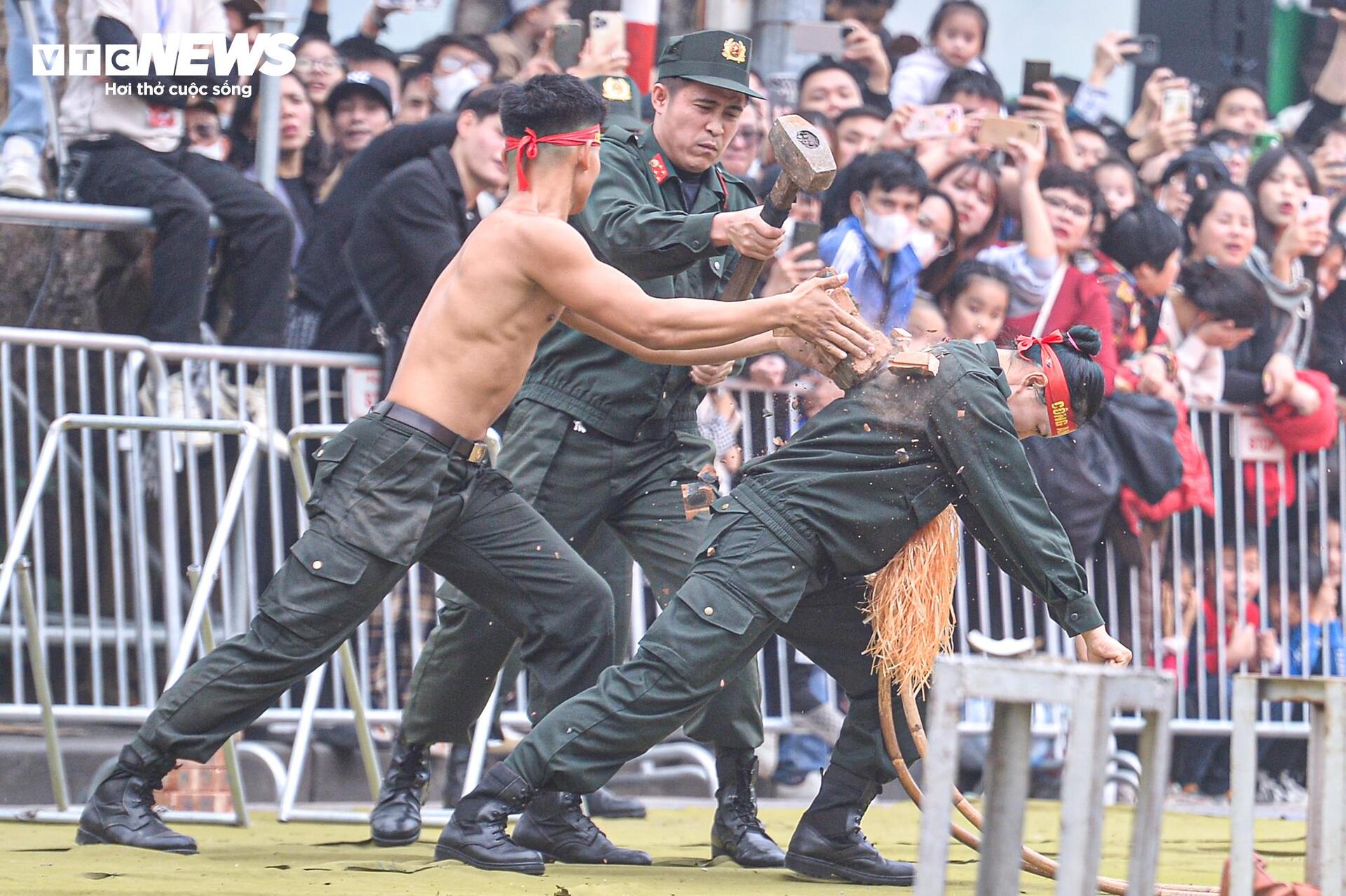 Cảnh s&aacute;t d&ugrave;ng yết hầu uốn cong thanh sắt, đi ch&acirc;n trần tr&ecirc;n thủy tinh - Ảnh 7.