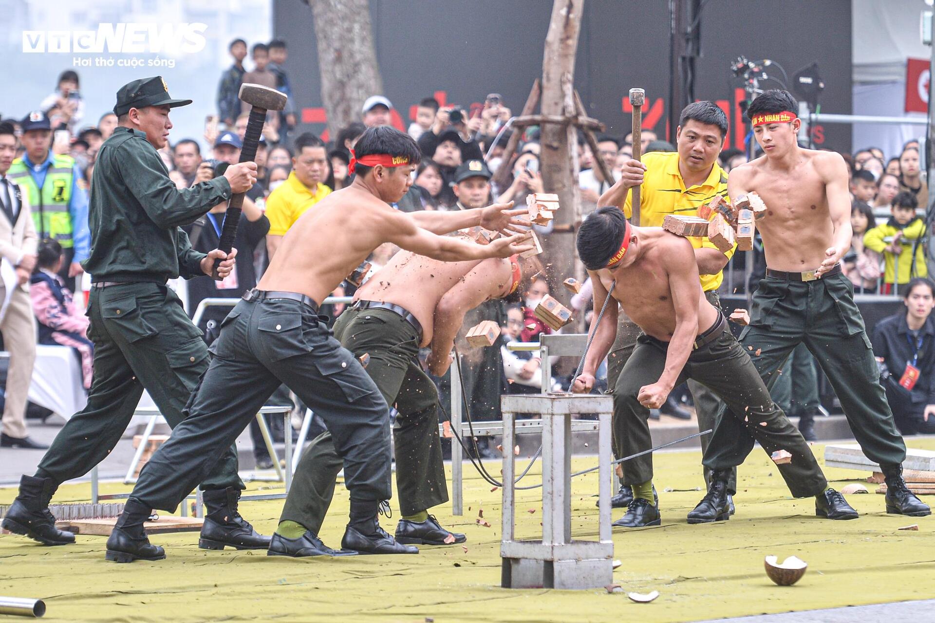 Cảnh s&aacute;t d&ugrave;ng yết hầu uốn cong thanh sắt, đi ch&acirc;n trần tr&ecirc;n thủy tinh - Ảnh 2.