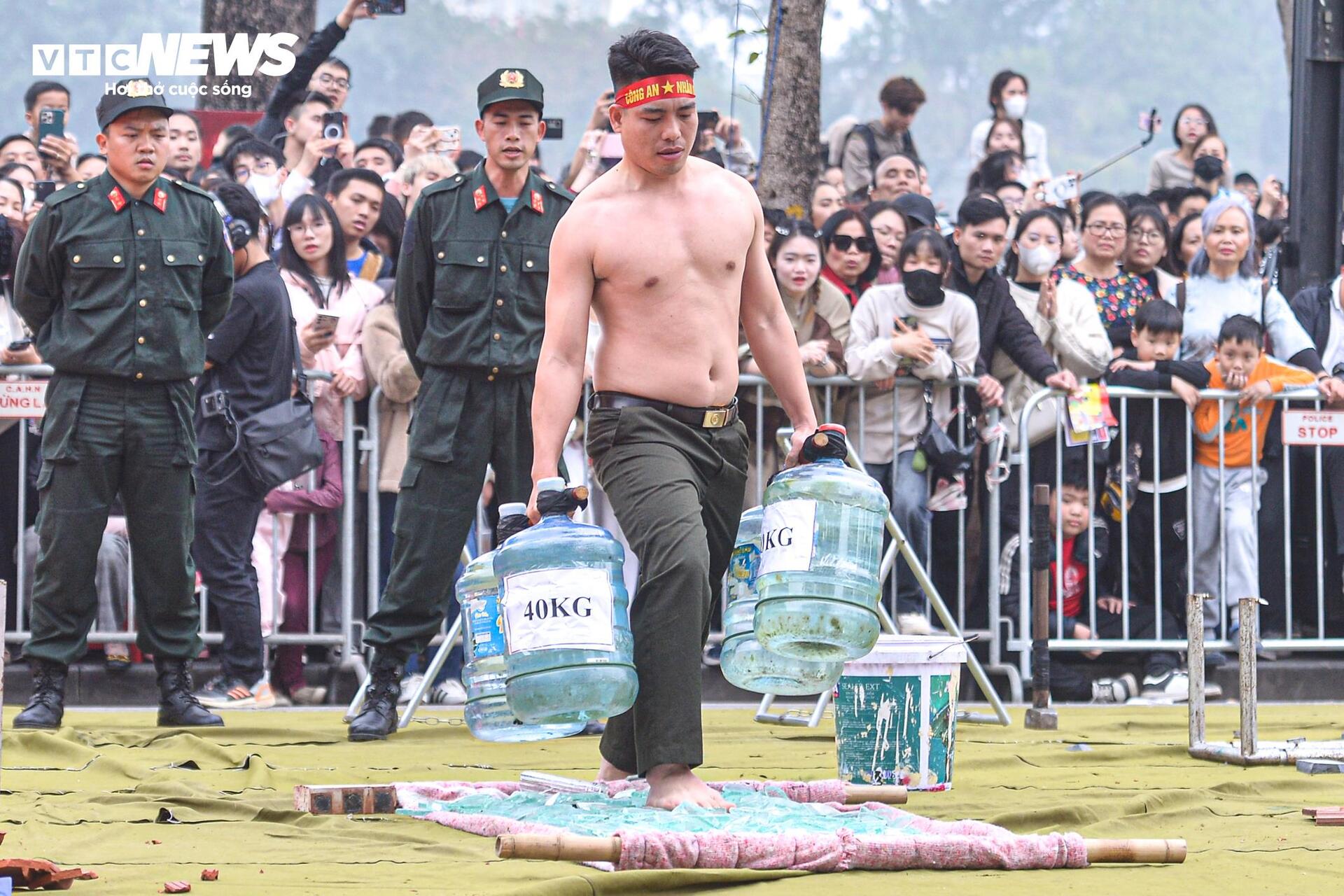 Cảnh s&aacute;t d&ugrave;ng yết hầu uốn cong thanh sắt, đi ch&acirc;n trần tr&ecirc;n thủy tinh - Ảnh 3.