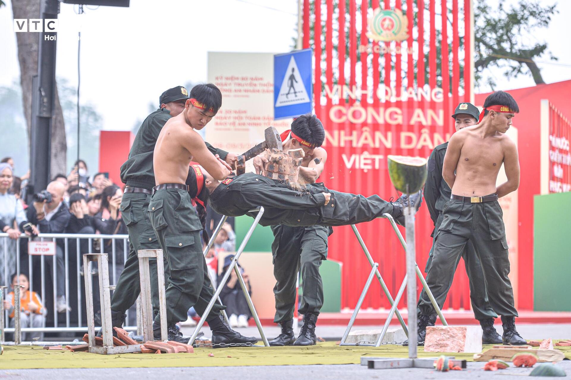 Cảnh s&aacute;t d&ugrave;ng yết hầu uốn cong thanh sắt, đi ch&acirc;n trần tr&ecirc;n thủy tinh - Ảnh 4.