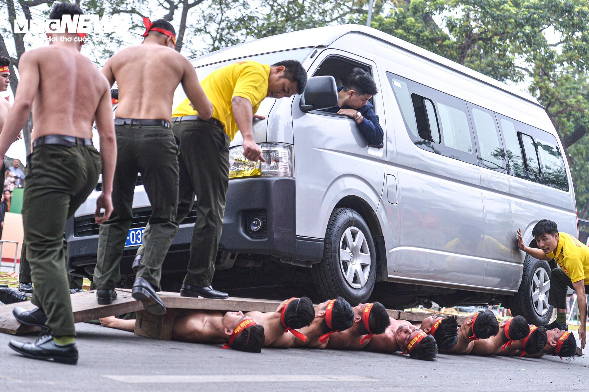 Cảnh s&aacute;t d&ugrave;ng yết hầu uốn cong thanh sắt, đi ch&acirc;n trần tr&ecirc;n thủy tinh - Ảnh 6.