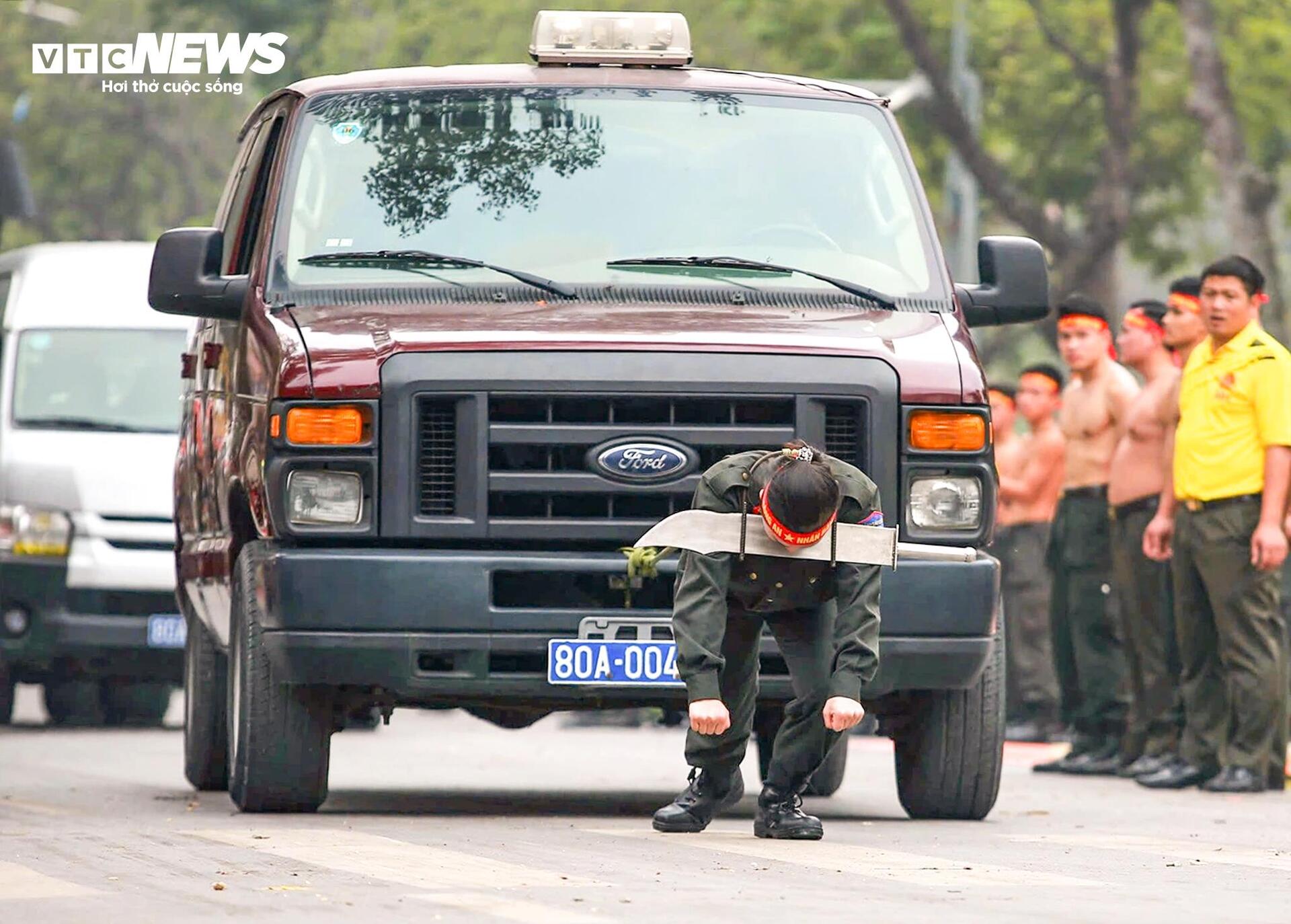 Cảnh s&aacute;t d&ugrave;ng yết hầu uốn cong thanh sắt, đi ch&acirc;n trần tr&ecirc;n thủy tinh - Ảnh 5.